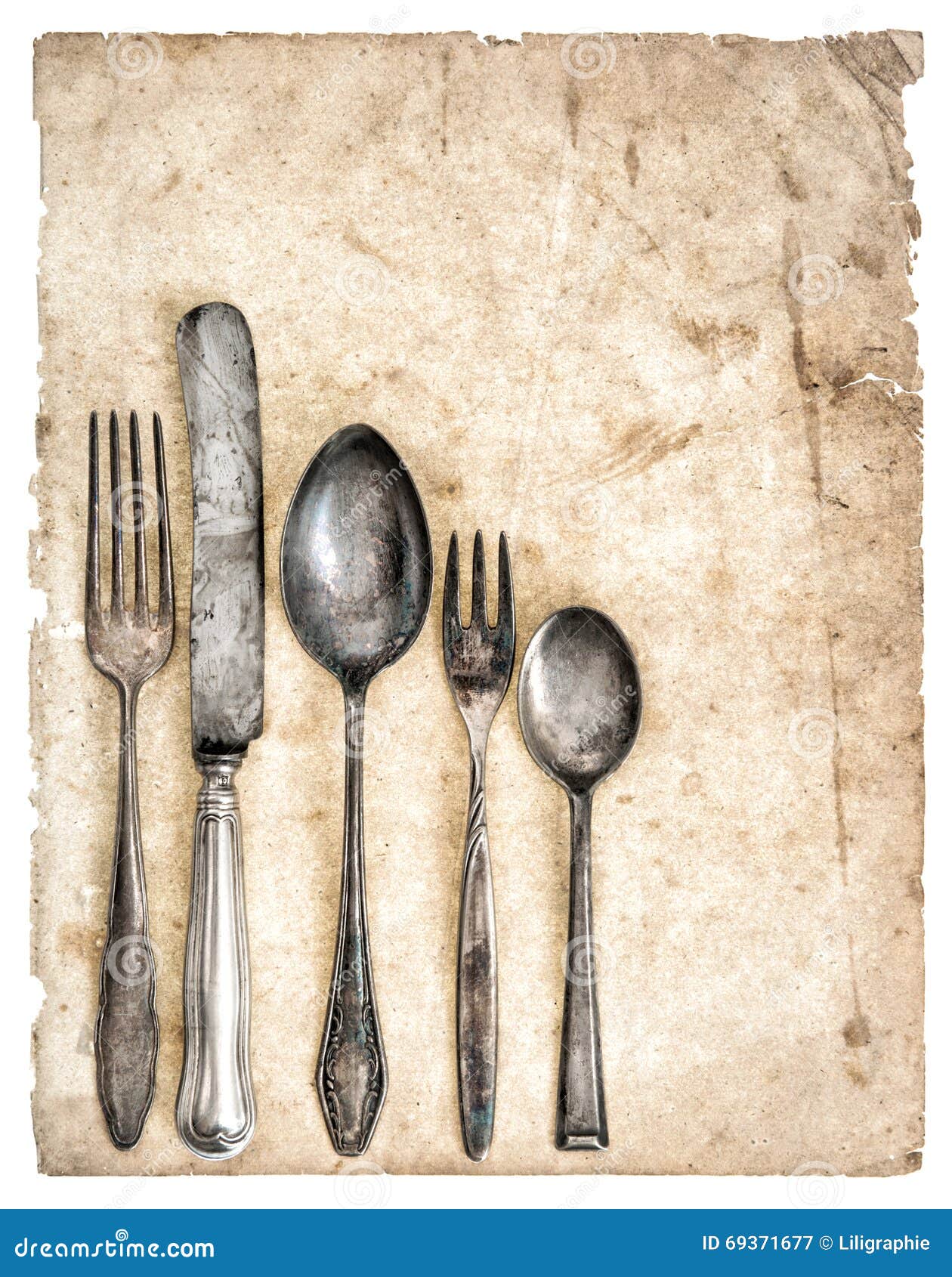 Libro de recetas en blanco y utensilios de cocina en la vieja mesa