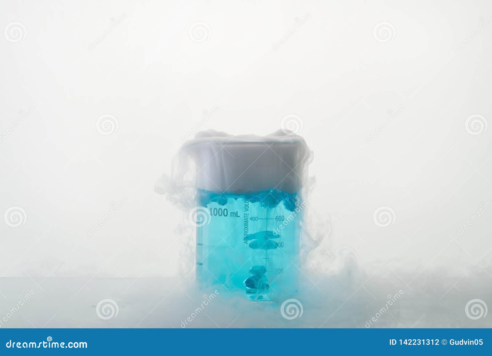 Humo de hielo seco fotografías e imágenes de alta resolución - Alamy