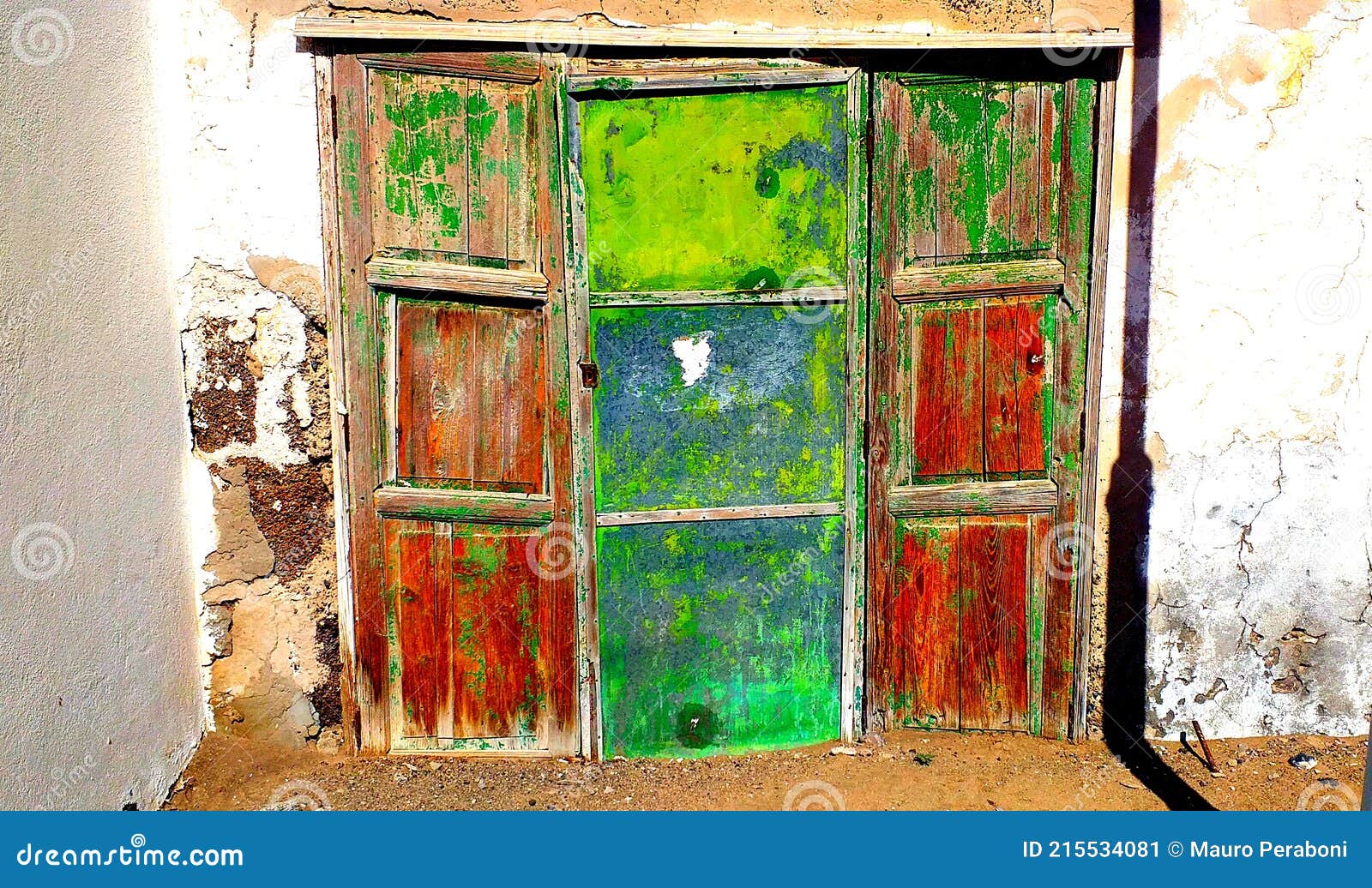 foto artistica di porta rovinata colorata