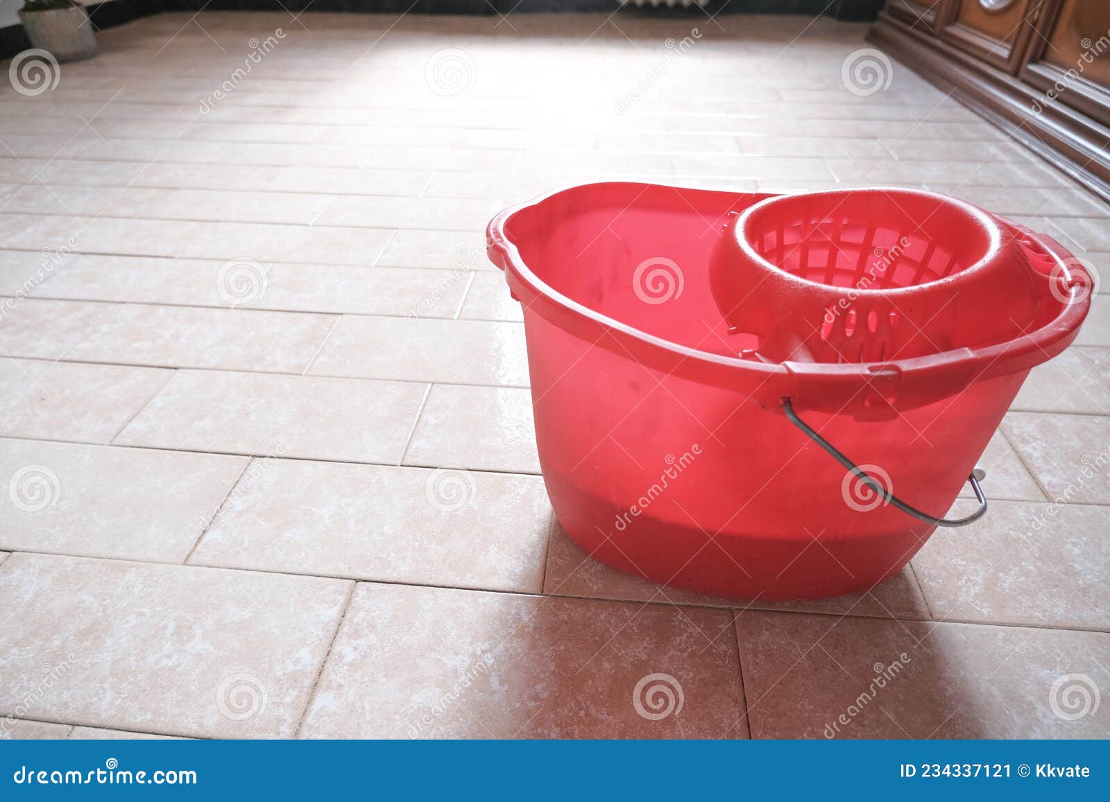 Cubo Rojo Y Mop De Limpieza En El Suelo De Baldosa Listo Para Limpiar El  Cierre. Servicios De Limpieza. Interior Imagen de archivo - Imagen de  limpio, herramientas: 234338309