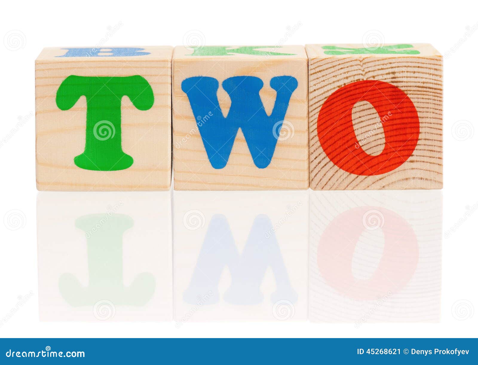 Cubos con las cartas. La palabra, número dos formó por los bloques de madera del alfabeto, aislados en el fondo blanco
