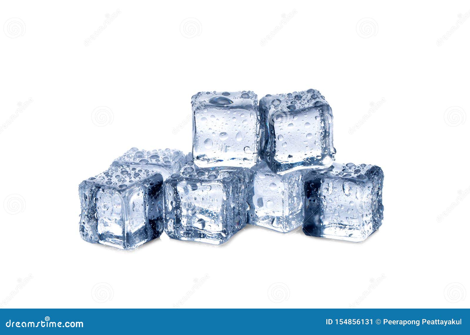 Cubos de hielo en blanco.