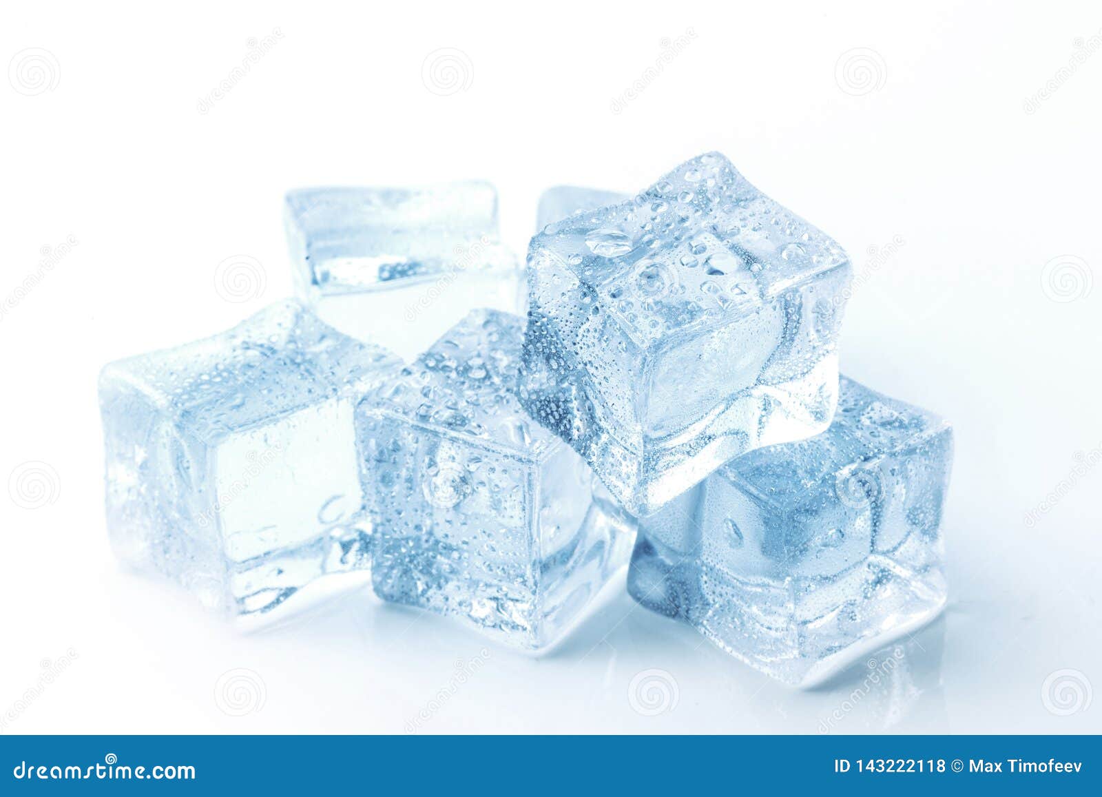 Bandeja de hielo con hielo y cubitos de hielo derretido en blanco