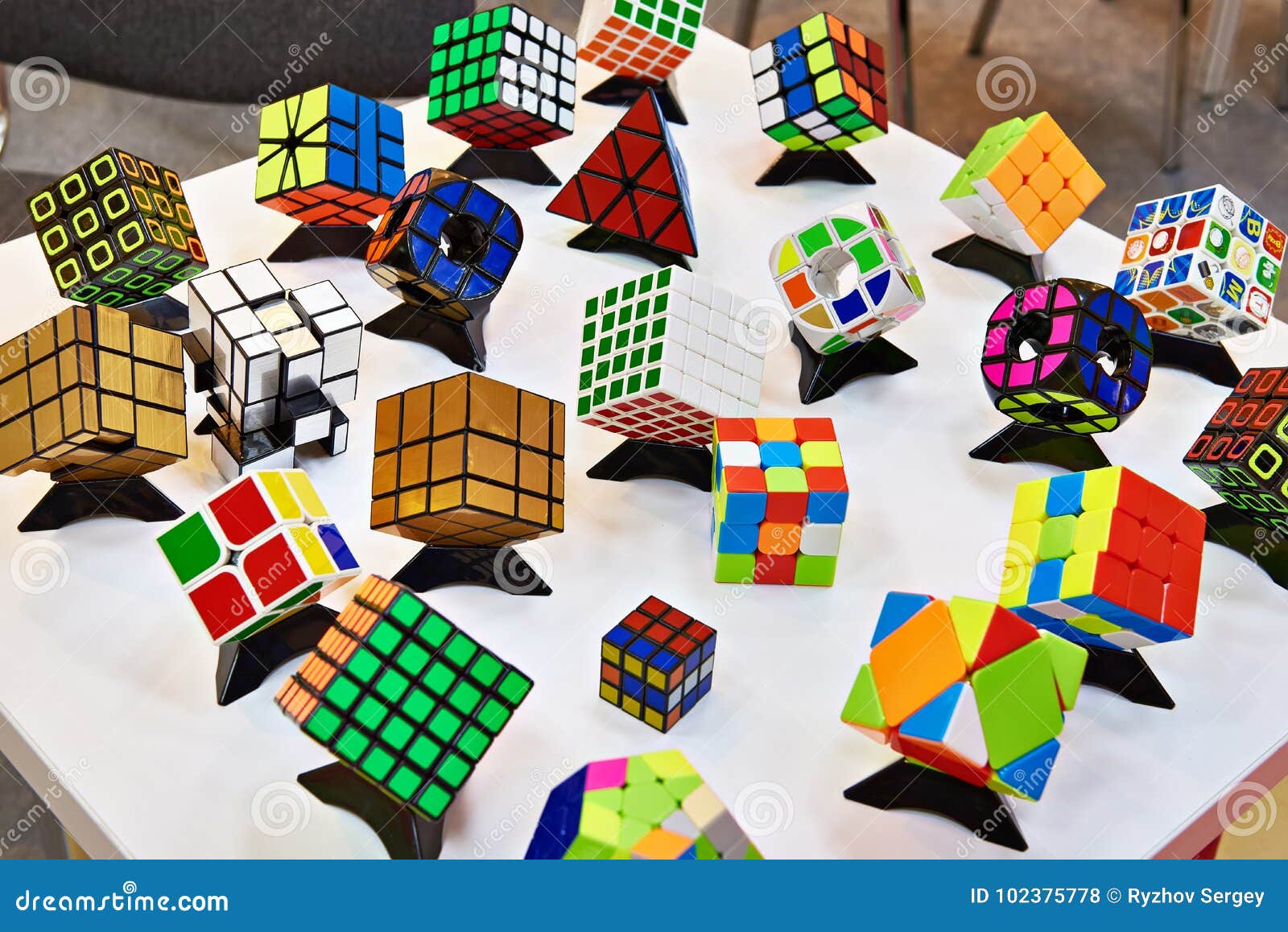 Imagenes De Cubos Rubik Cubos Del ` S De Rubik De Las Variaciones Foto de archivo editorial -  Imagen de multicolor, color: 102375778