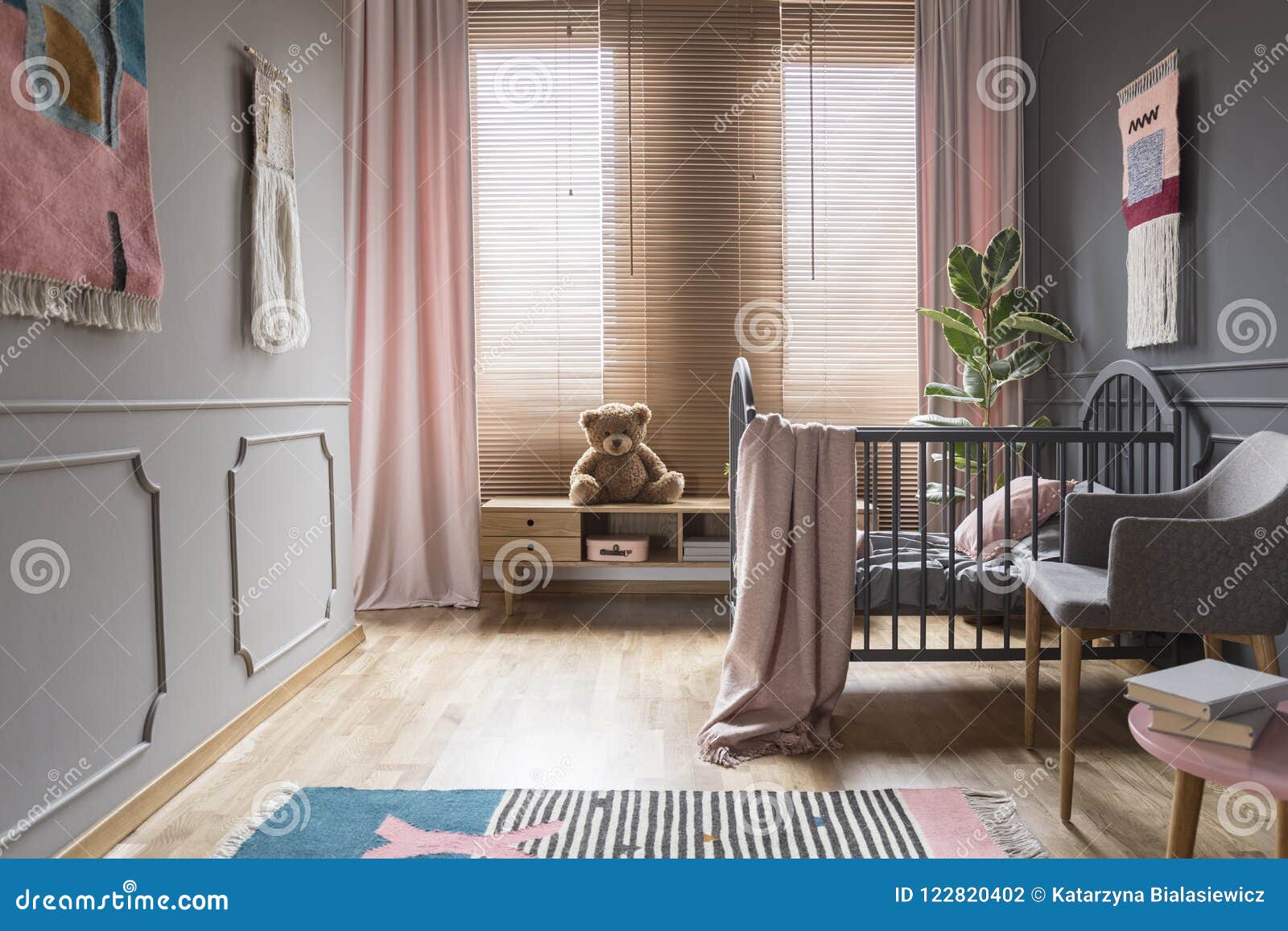 Renunciar Anfibio Labe Cubre Y Las Persianas En Ventanas En Interior Del Dormitorio Del ` S Del  Niño Con El Pi Foto de archivo - Imagen de ventanas, teddy: 122820402