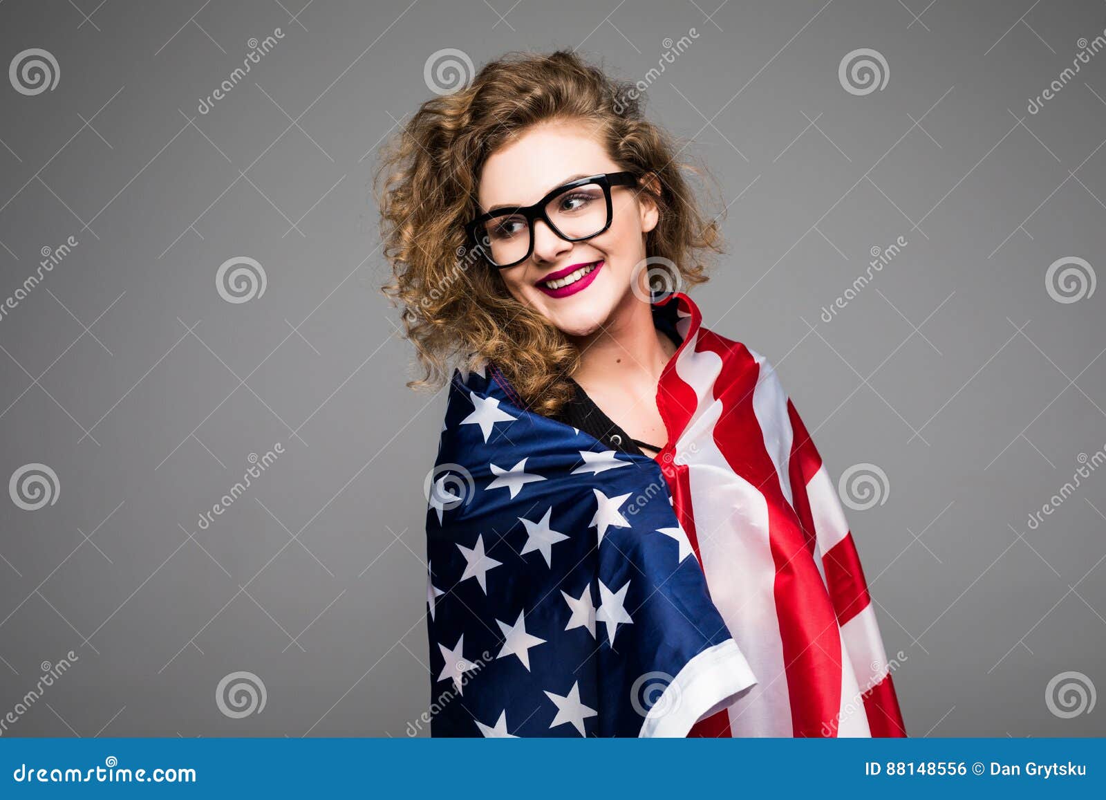 Cubren a La Mujer Joven Alegre En Ropa Casual Y Vidrios En La Bandera Americana Y La Sonrisa En Fondo Gris Foto archivo - Imagen de negocios, belleza: 88148556