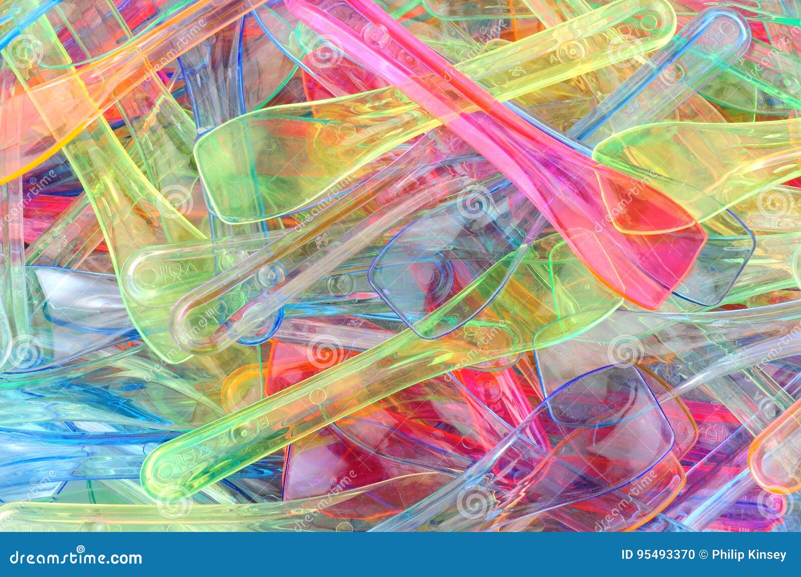 Cucchiai Di Plastica Colorati Del Gelato Fotografia Stock - Immagine di  giallo, utensile: 95493370