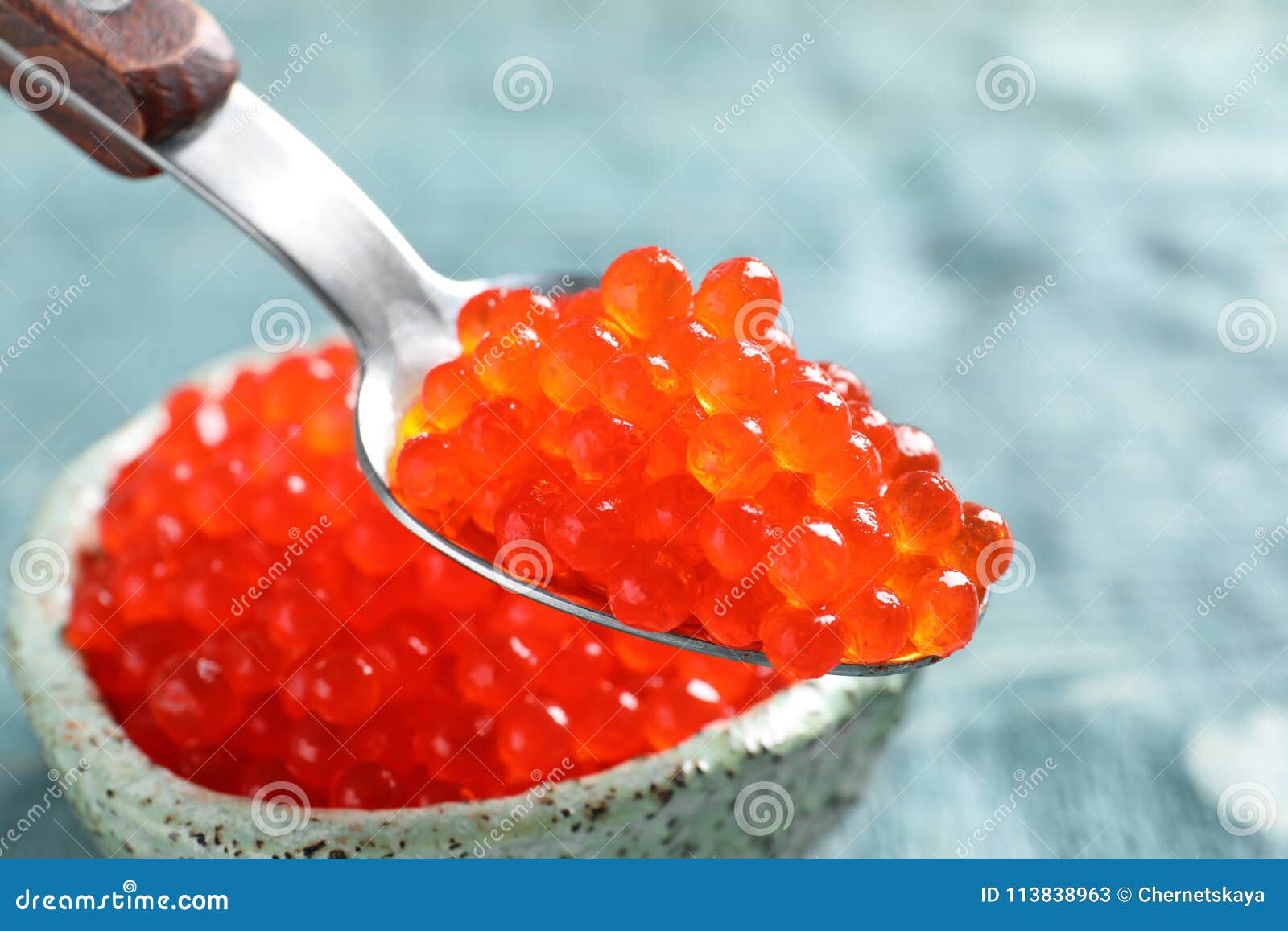 Cuchara Con El Caviar Rojo Delicioso,