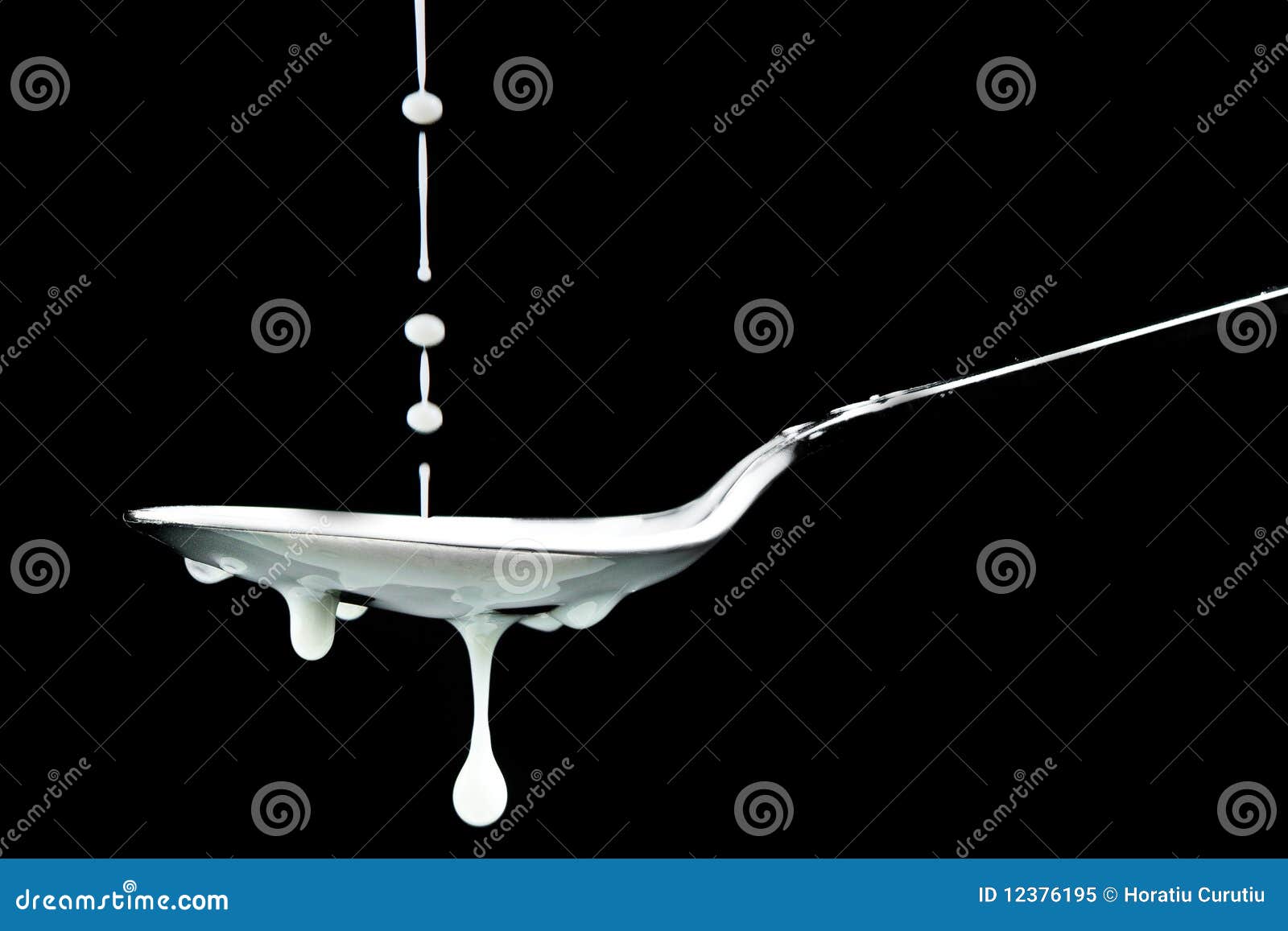 Cuchara Por Completo De La Leche Imagen de archivo Imagen de yogur