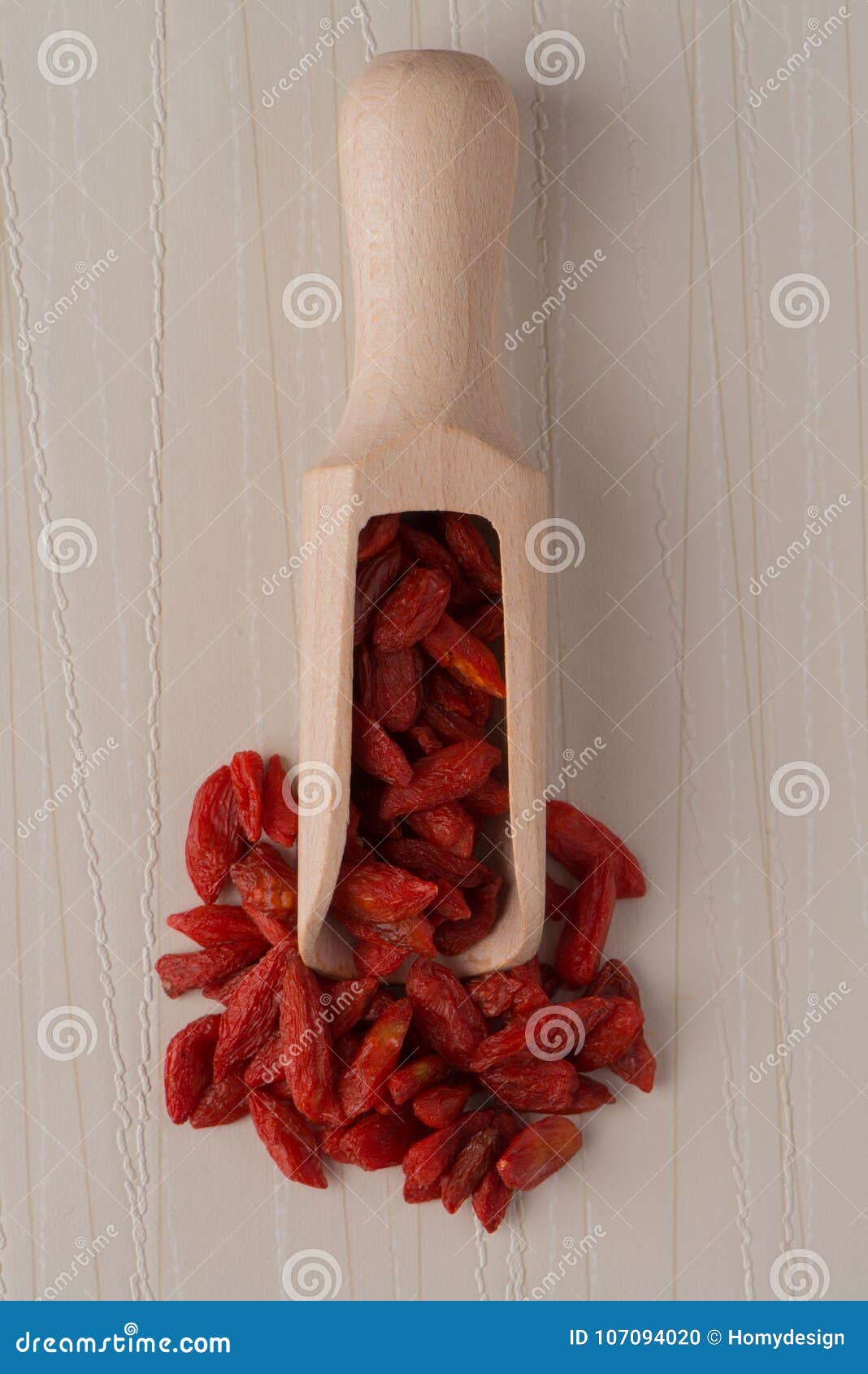Cucharada De Madera Con Las Bayas Rojas Secas Del Goji Foto de archivo