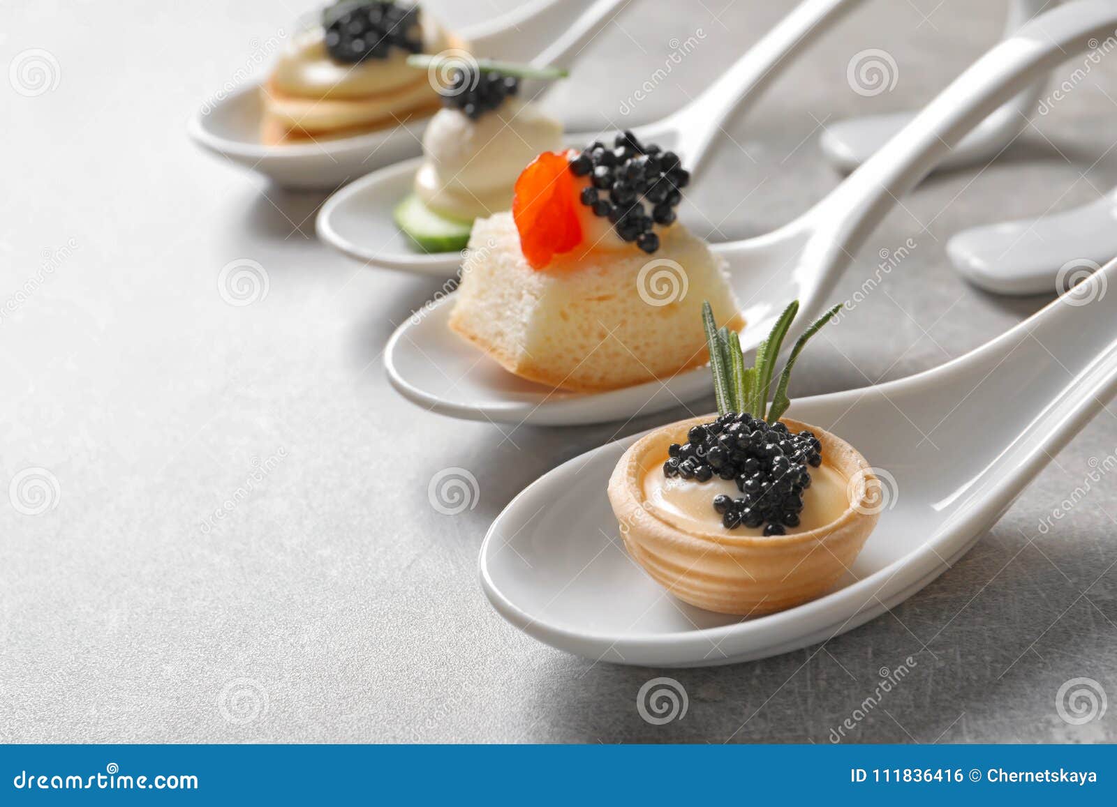 Prohibición Refrigerar satisfacción Cucharas De Canapes Con El Caviar Negro Foto de archivo - Imagen de negro,  fresco: 111836416