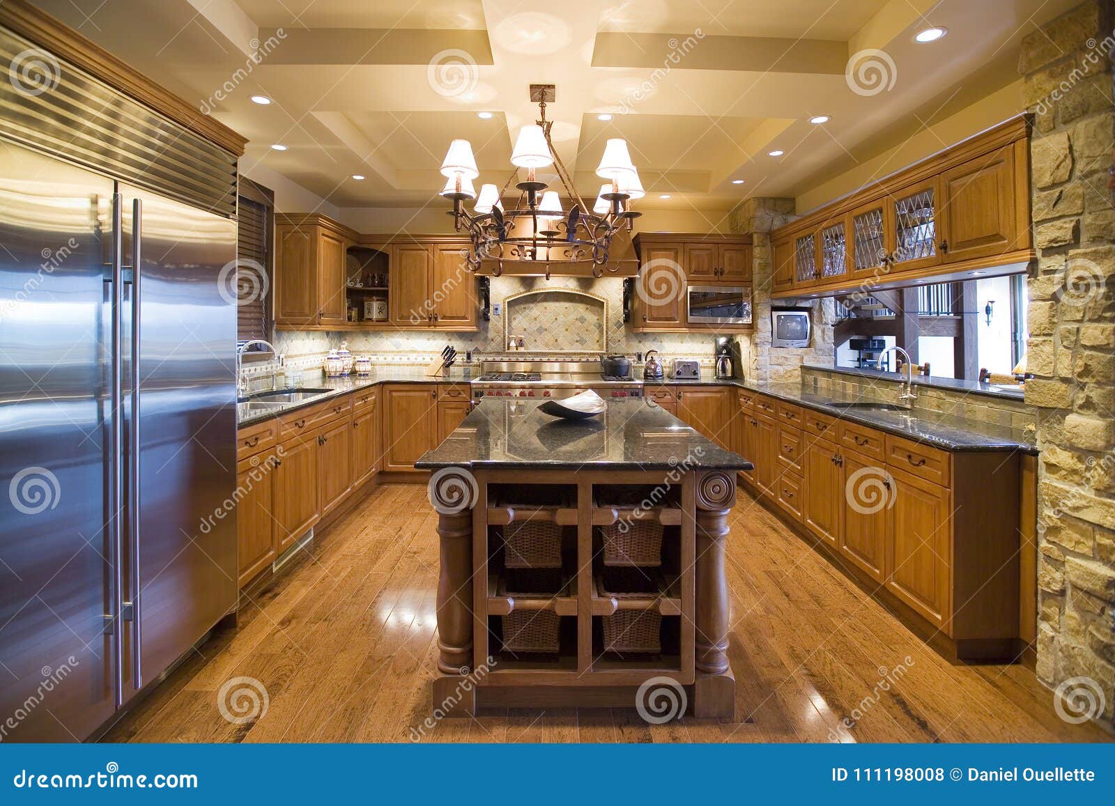 Cucina di legno di Brown con l'isola con un ripiano del granito