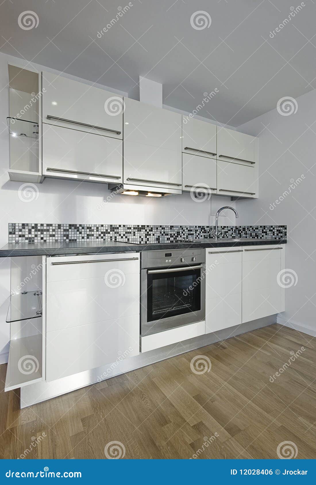 Cucina bianca con rivestimento grigio : cucina a gas industriale ...