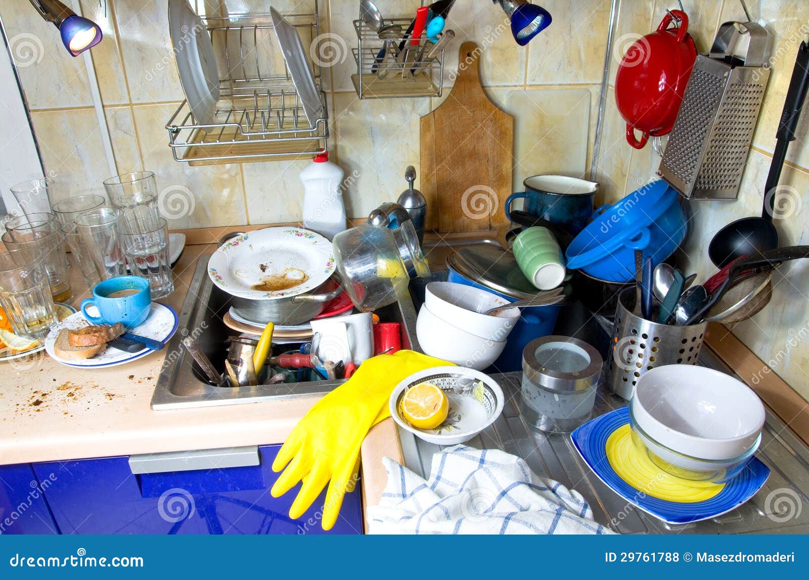 *** Sperem *** 12th sezione _ - Pagina 17 Cucina-sporca-con-il-mucchio-dei-piatti-non-lavati-29761788