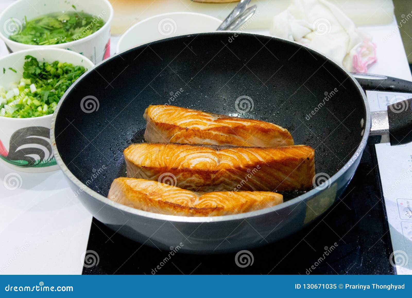 Cucinando bistecca di color salmone con la pentola, friggente Salmon Steak. Bistecca di Cooking Salmon del cuoco unico con la pentola, friggente Salmon Steak