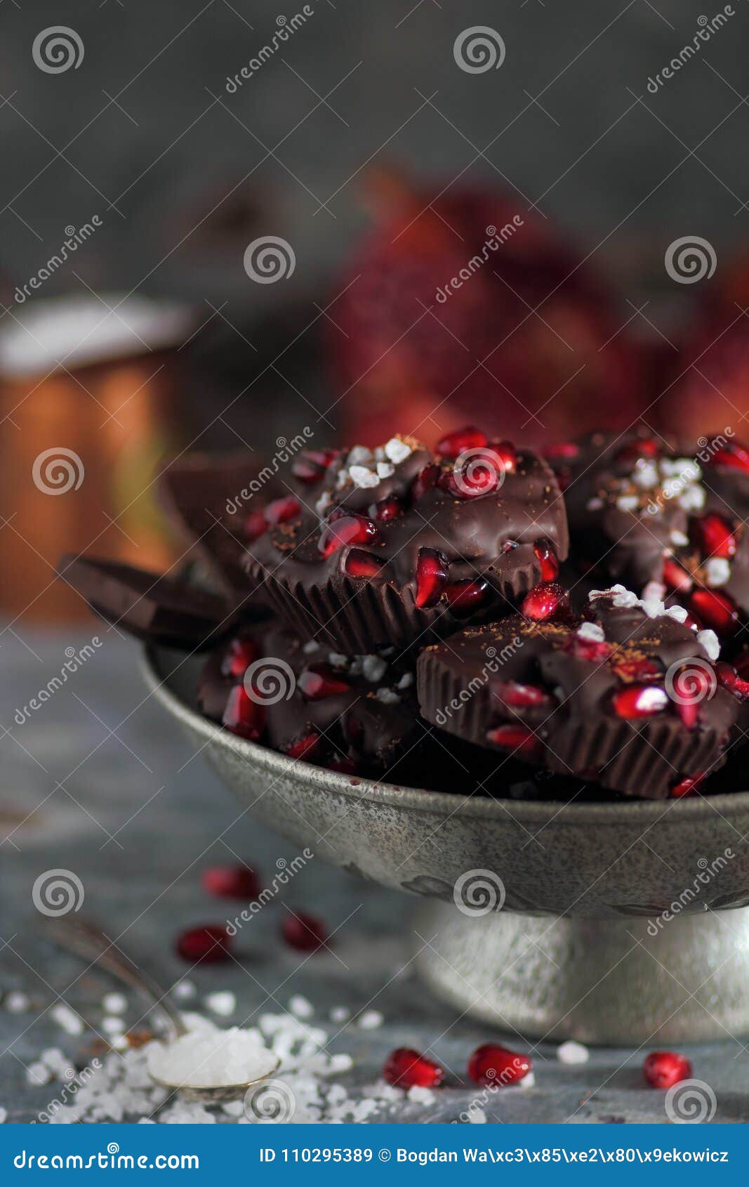 Cuenco Con Las Frutas Del Chocolate Y De La Granada Imagen de archivo Imagen de postre, primer