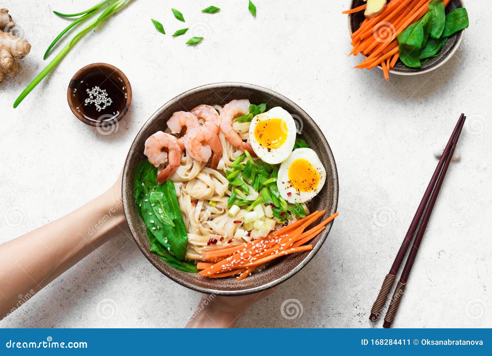 Cuenco de Ramen con gambas imagen de archivo. Imagen de zanahoria -  168284411