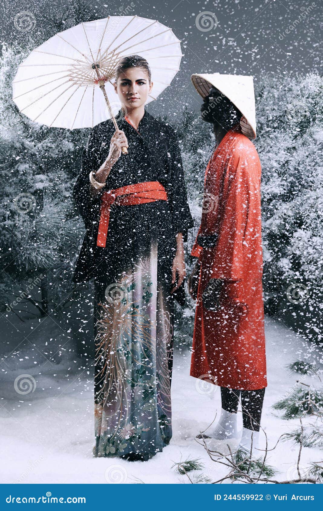 datos Sin alterar Viaje Cuento De Hadas De Moda. Imagen De Moda De Un Hombre Y Una Mujer Con Ropa  De Estilo Oriental En Un Bosque De Nieve. Foto de archivo - Imagen de  modelo, femenino: