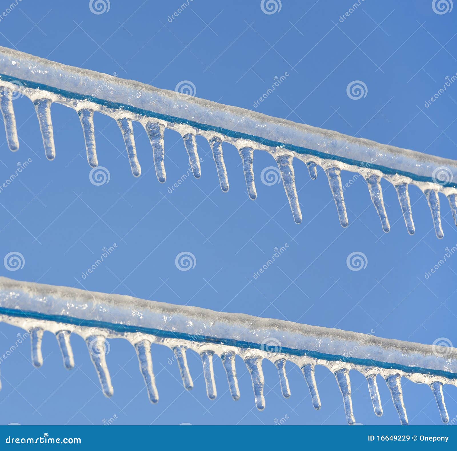 Cuerda Para Tender La Ropa Congelada Imagen de archivo - Imagen de color,  hielo: 16649229