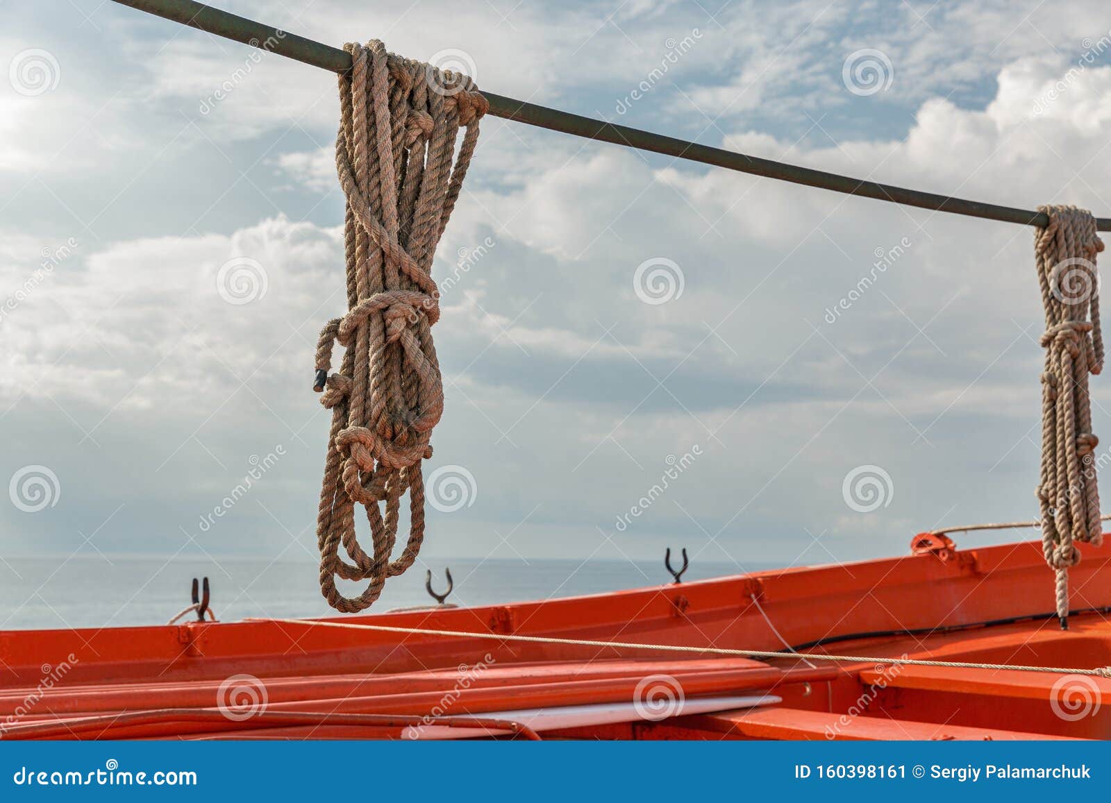 Cuerdas De Colgantes Y Botes Salvavidas de - Imagen de horizonte, rescate: