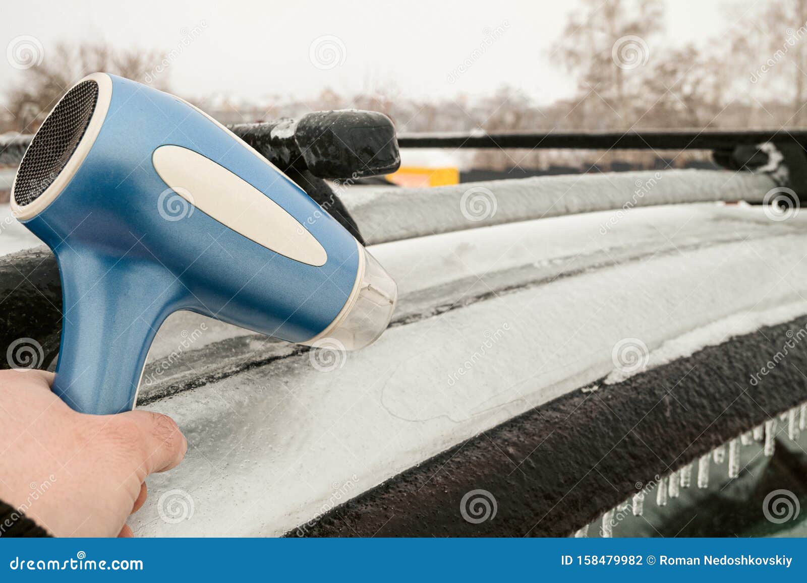 Cuerpo De Un Coche Helado Y Una Puerta Que No Puede Abrirse DespuÃ©s De Una  Lluvia Helada. Calentamiento Con Secador Foto de archivo - Imagen de  congelado, cubierto: 158479982