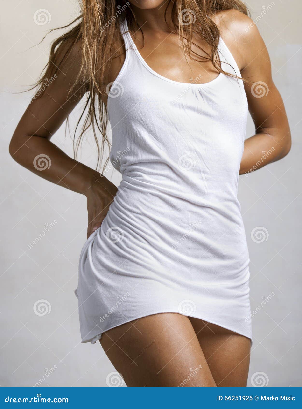 Cuerpo Hermoso De La Mujer En Camiseta Blanca Larga, Falda Del Algodón Imagen de archivo - Imagen de falda, muchacha: 66251925