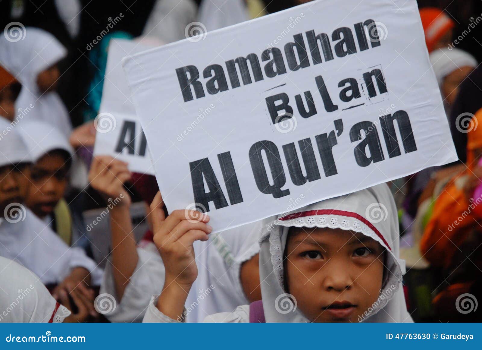 CUERPOS MUSULMANES INDONESIOS PARA LA PENA DE MUERTE A LOS TRAFICANTES. Los estudiantes musulmanes asisten a campaña para respetar el ritual islámico del Ramadán, adentro a solas, Java, Indonesia El Nahdlatul Ulama (NU), la organización musulmán más grande de Indonesia, junto con la segundo mayor, el Muhammadiyah, ha extendido la ayuda al gobierno sobre la puesta en práctica de la pena de muerte contra traficantes, los líderes de las organizaciones dijeron