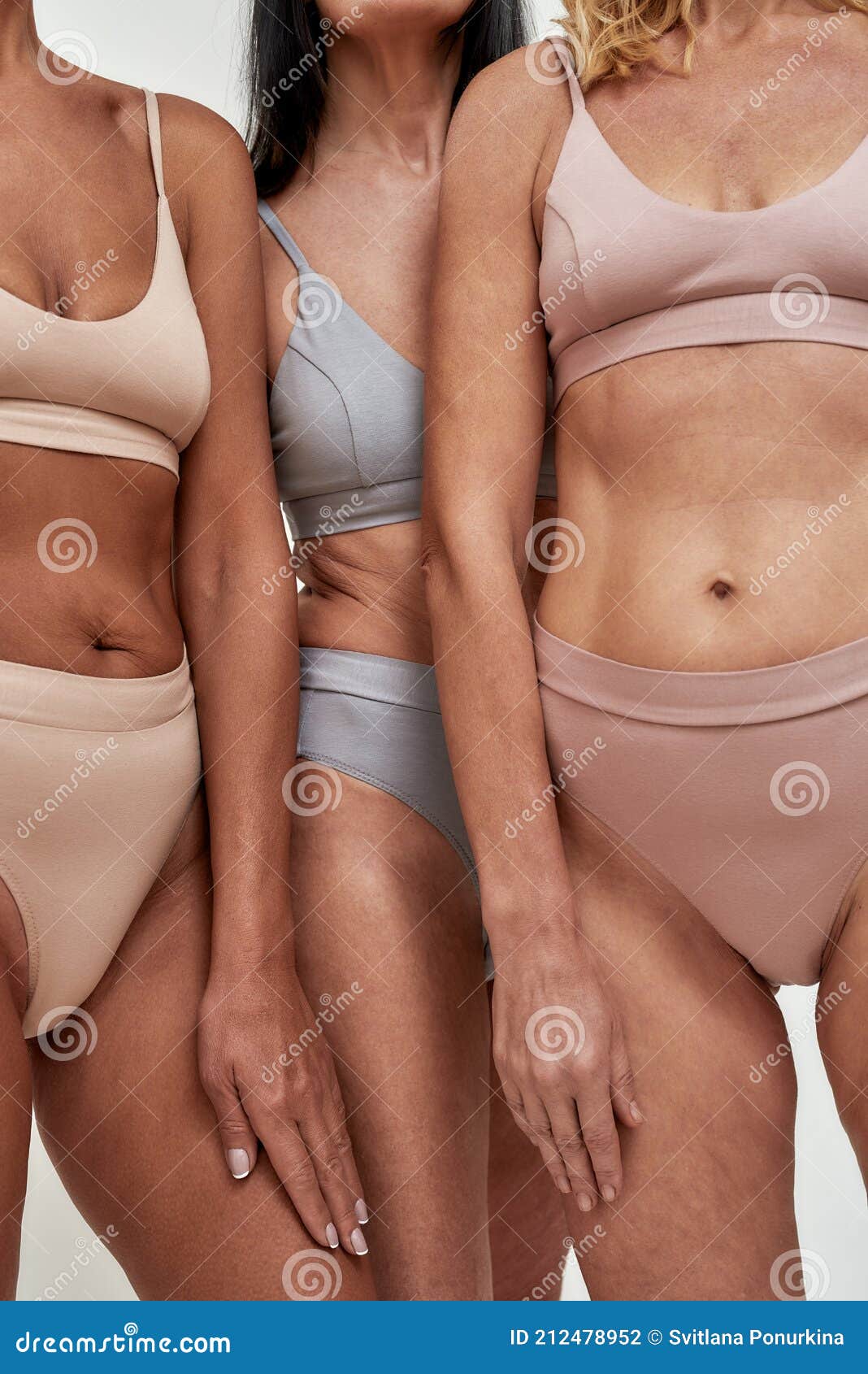 Cuidado Corporal. Tres Mujeres Maduras Ropa Interior Posando En Estudio Contra Fondo Claro Vertical Foto archivo - Imagen de deslumbrante, relajado: 212478952