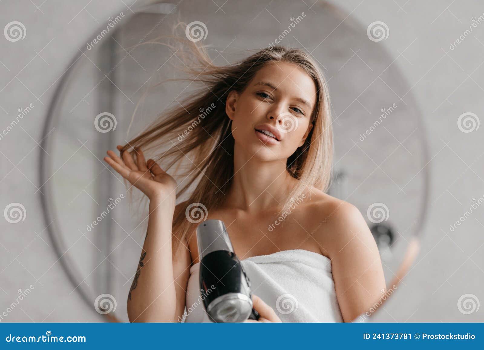 Cabeleireiro alegre, mulher posando com um secador de cabelo nas