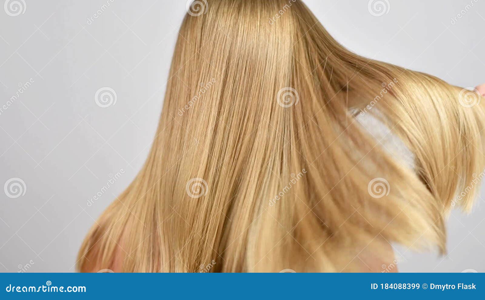 Cuidados Penteados. Lindo Cabelo Liso. Mulher Move Cabelos Longos