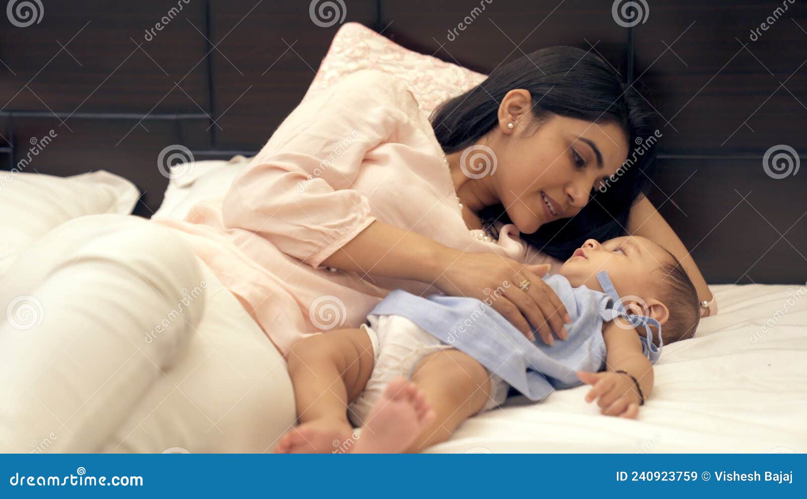 Um Beijo Na Testa Da Mãe Para Seu Filho Amado Personagem Sem Rosto Menina  Hijab Fofa E Ilustração Familiar Desenhada à Mão PNG , Beijo Na Testa, Mãe,  Fofa Imagem PNG e