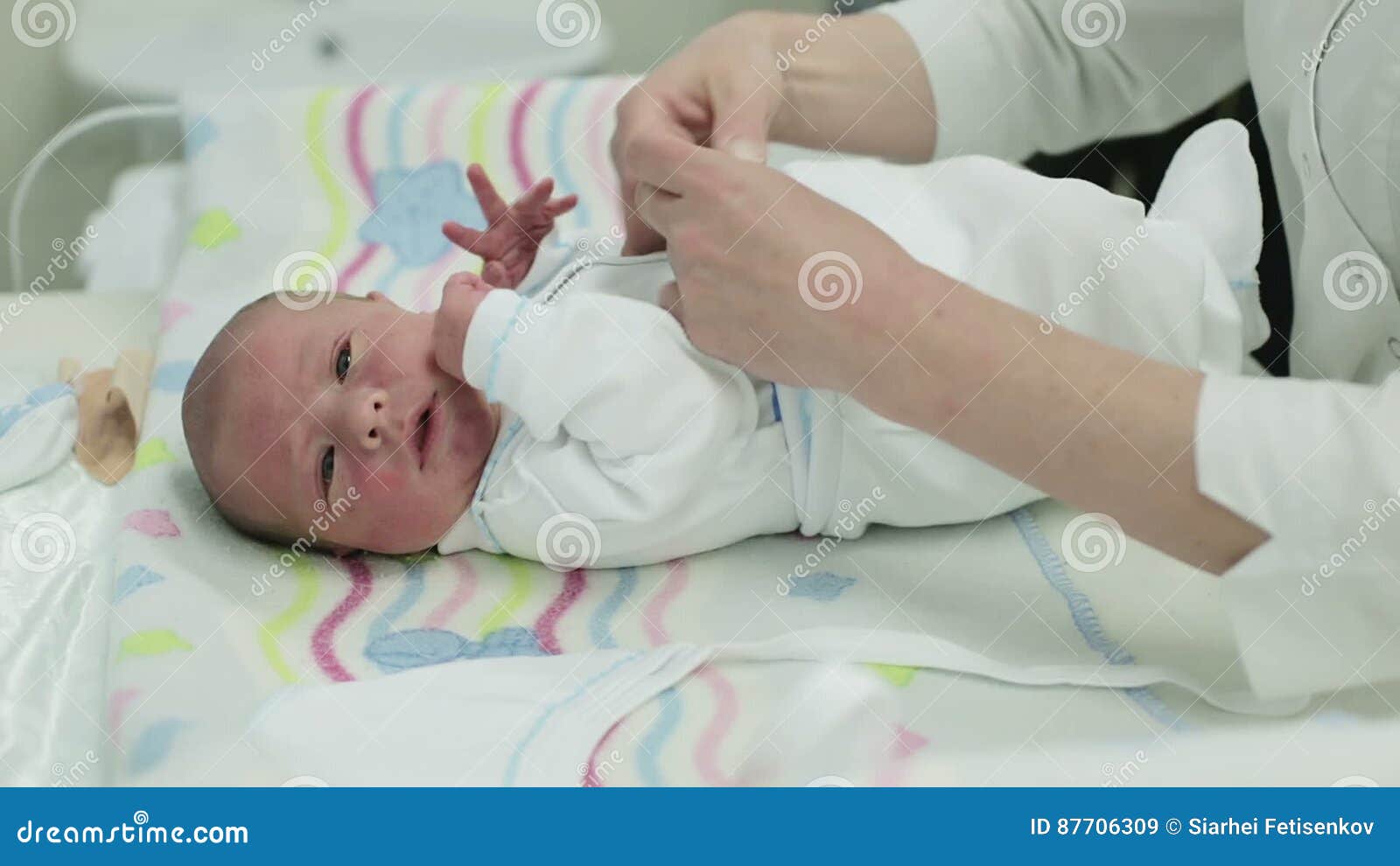 Segundos Y Minutos Recién Nacidos Del Niño Del Bebé Después Del Nacimiento  Envuelto En Toalla Foto de archivo - Imagen de bebé, nacimiento: 92646570