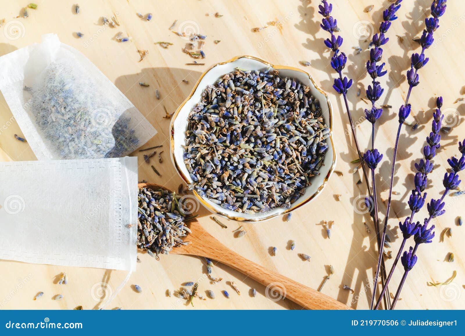 Cuillère à Lavande Séchée Et Sachet De Sachet De Thé Sur Table En Bois.  Boisson Bio Aux Herbes De Fleurs. Emballage Zéro Déchet. Photo stock -  Image du sachet, aromathérapie: 219770506