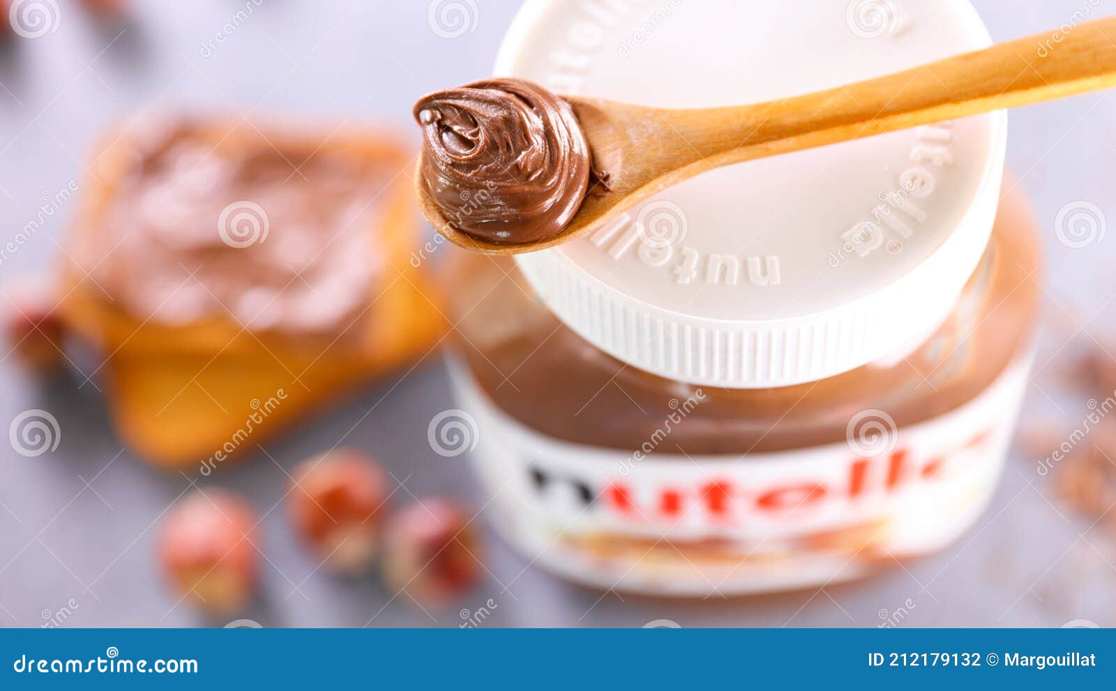 Nutella avec une cuillère en bois