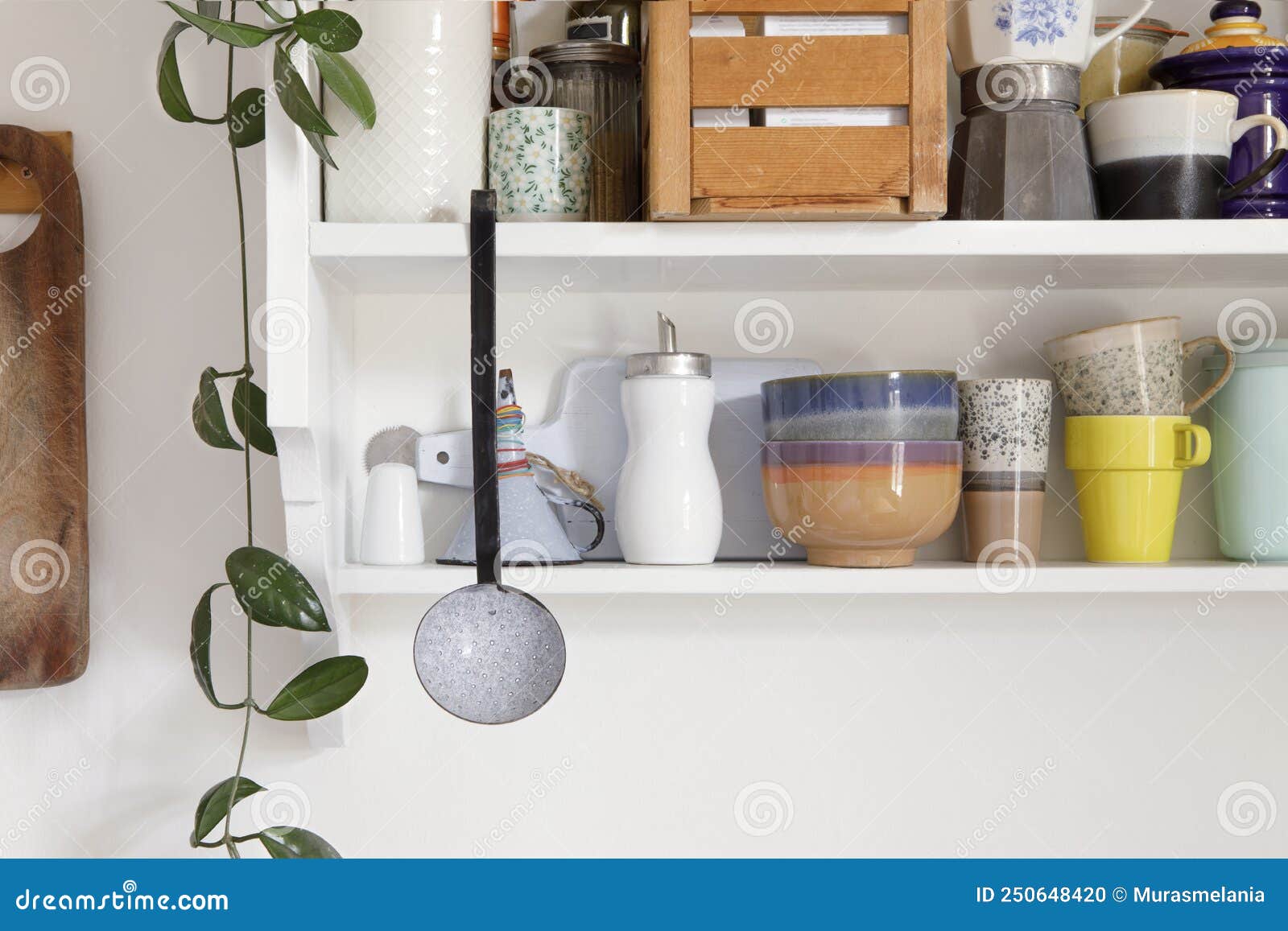 Cuisine De Style Vintage étagère En Bois Avec Ustensiles De Cuisine. Rangement  Placard Ouvert Vaisselle En Céramique Stand Sur Une Photo stock - Image du  nourriture, ceramique: 250648420