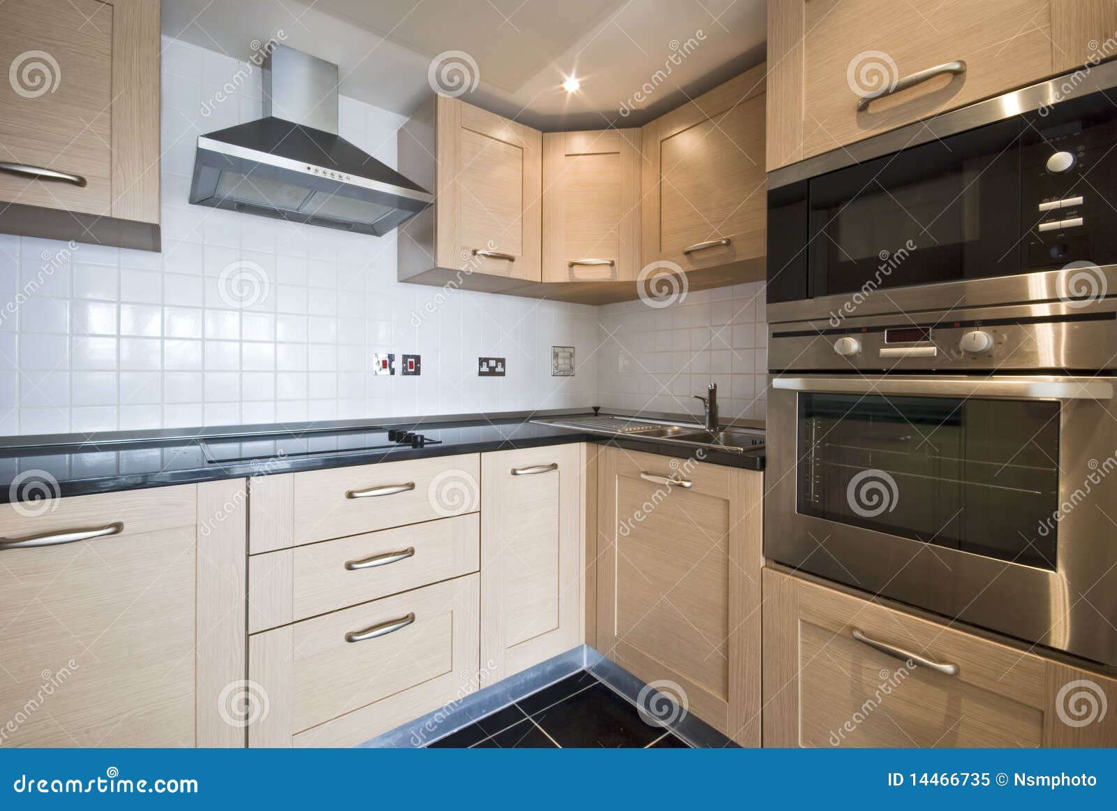 Cuisine en bois moderne avec les appareils argentés photo libre de ...