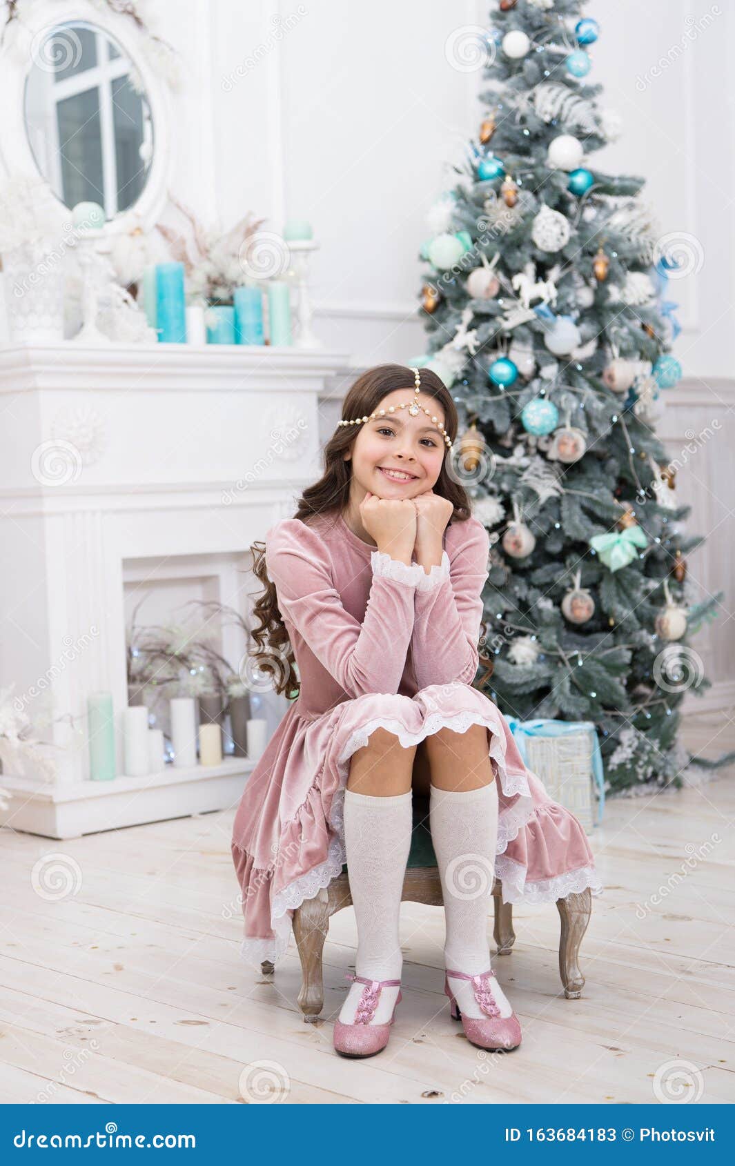 Cuisine Et Magnifique Joyeuse Noel Petite Fille Avec Un Look Xmas Petite Fille A L Arbre De Noel La Petite Fille Sourit Dans Image Stock Image Du Heureux Mode