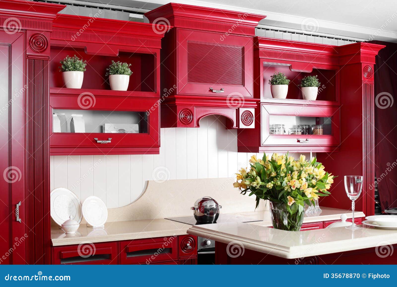 Cuisine rouge moderne avec les meubles élégants photo stock ...