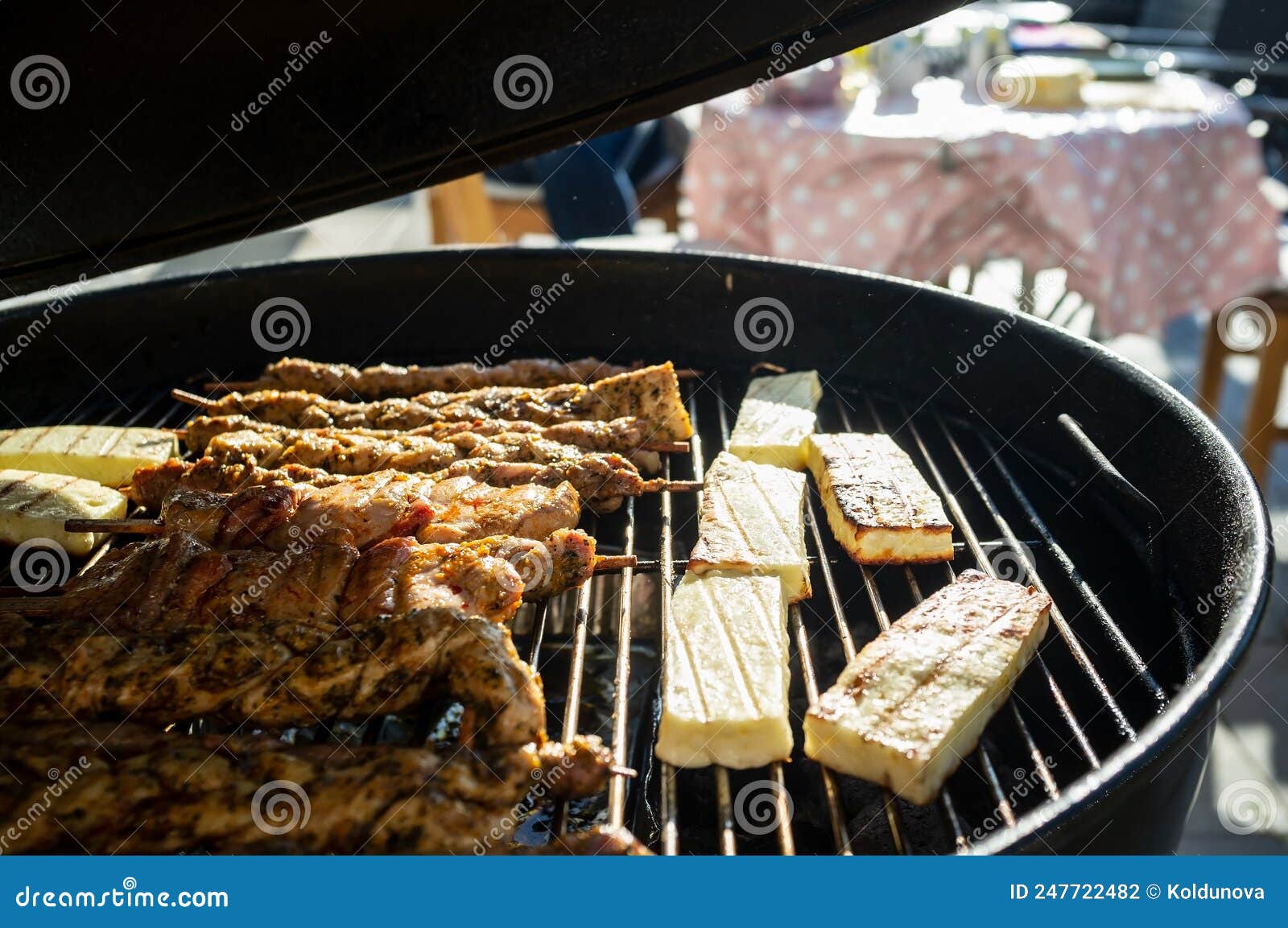 Cuisine Sur Le Barbecue Extérieur. Délicieuse Viande Sur Bâtons Et