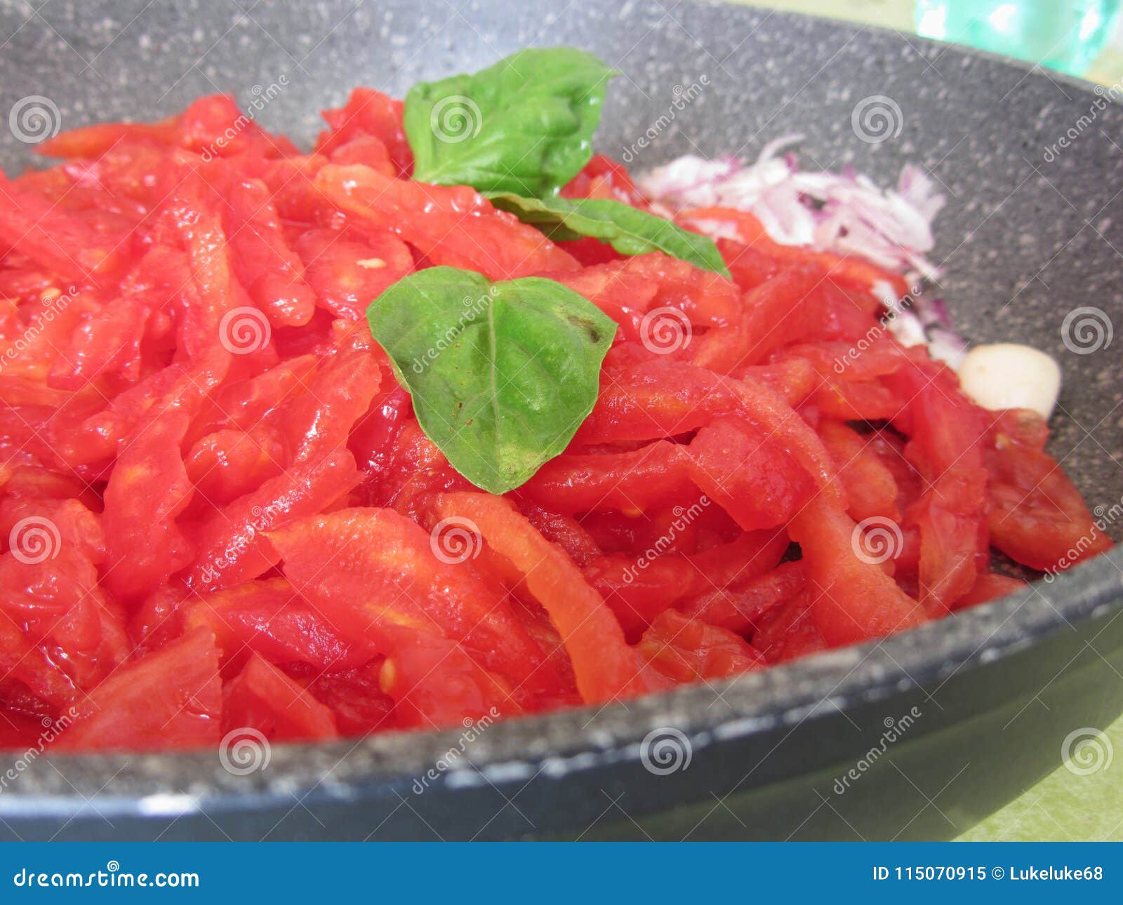 Cuisson De La Sauce Tomate Faite Maison Utilisant Les Tomates L