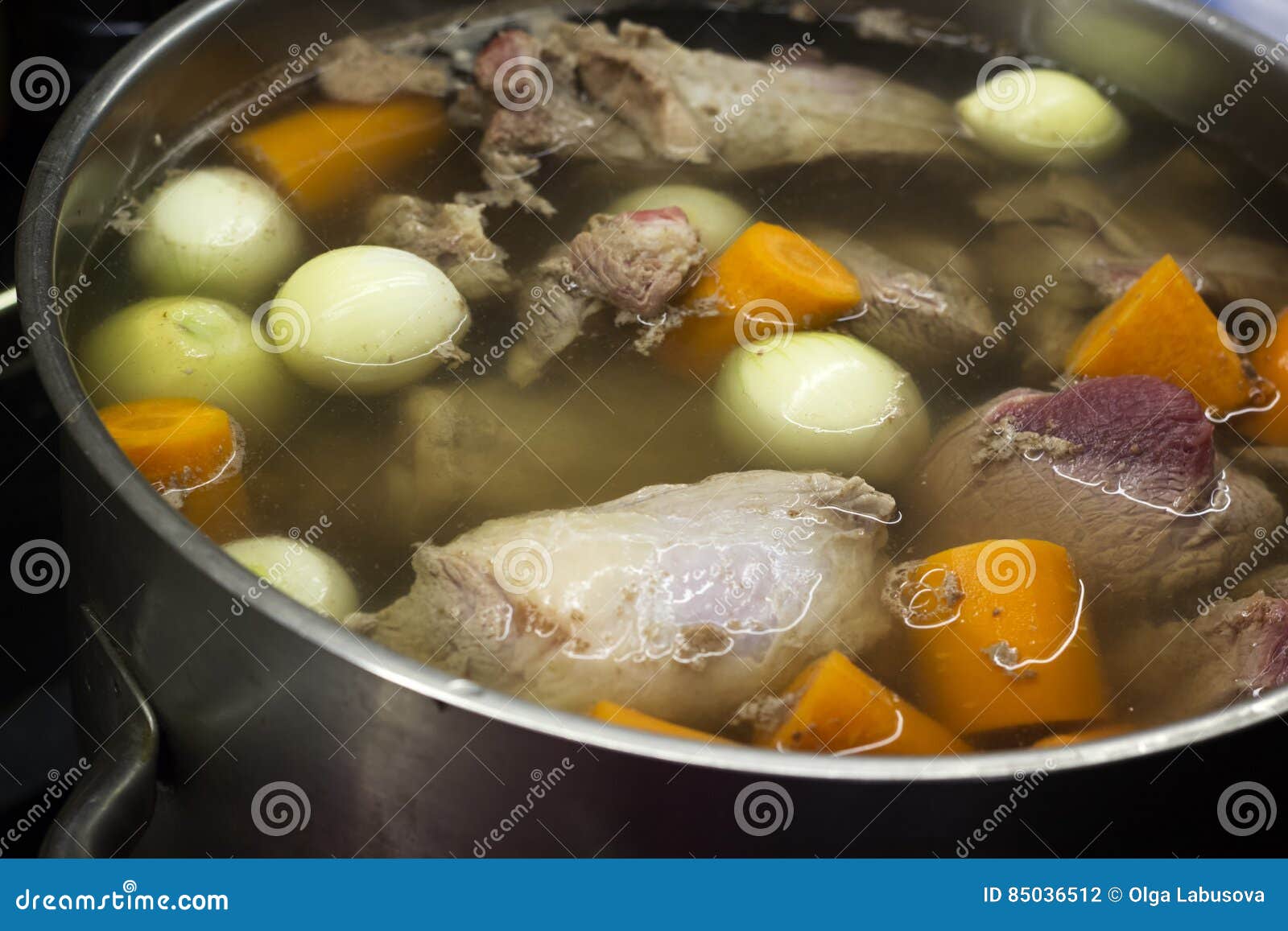 Cuisson Du Bouillon De Boeuf Aux Oignons Et Aux Carottes Photo stock
