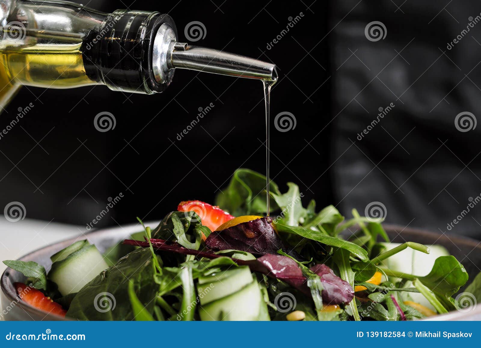 Cuisson Du Chef De Salade Dans La Cuisine Du Restaurant Huile D