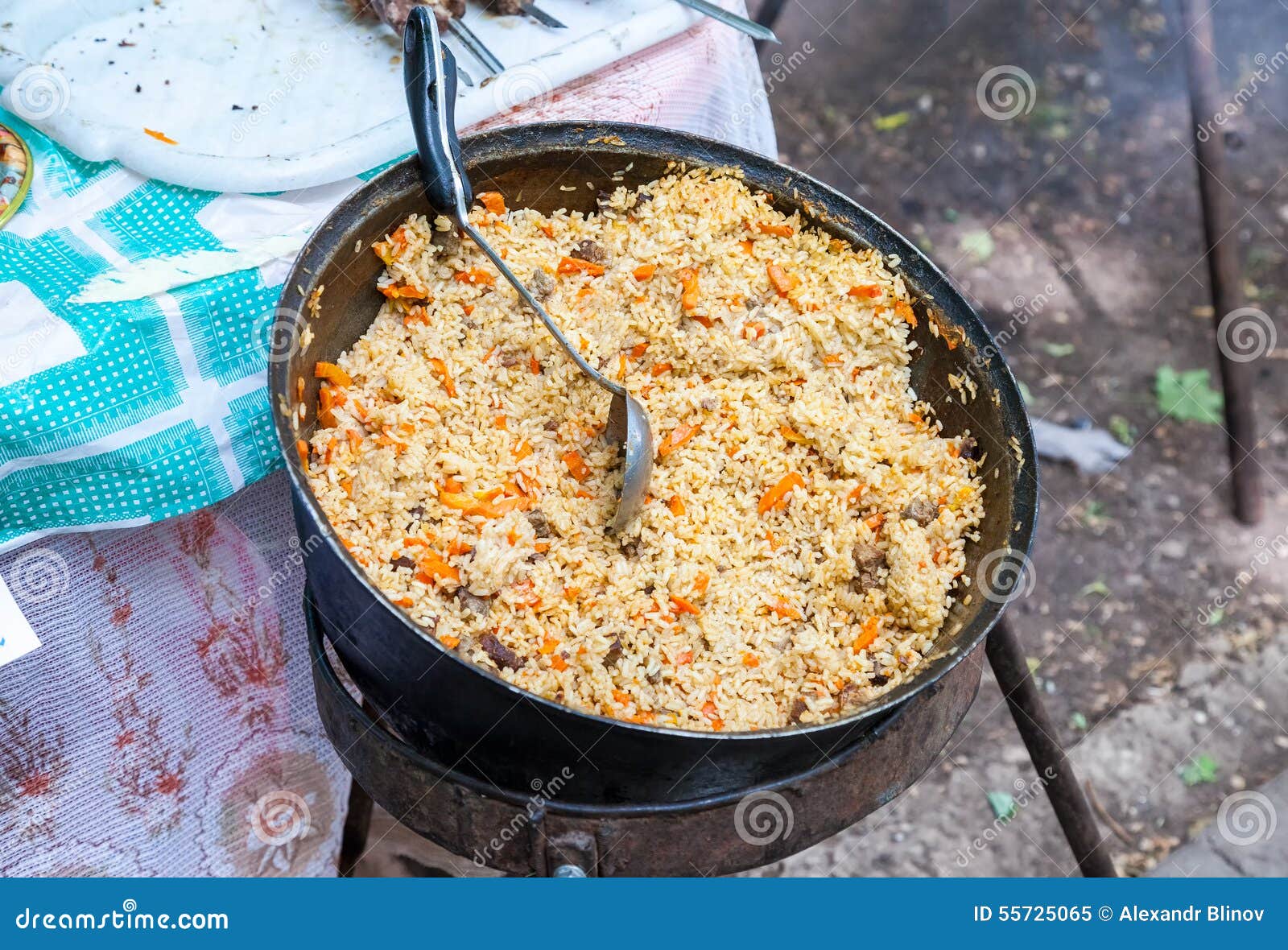 Cuisson Du Pilaf Dans Un Grand Chaudron Image stock Image du viande