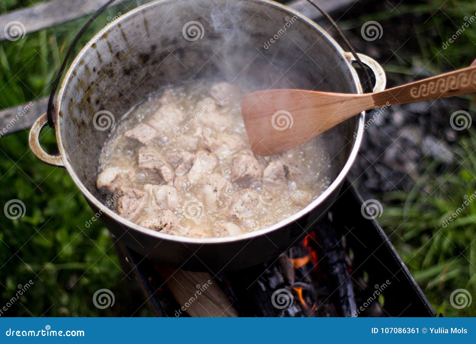Cuisson Du Pilaf Dans Une Cocotte En Terre Sur Le Feu Image stock