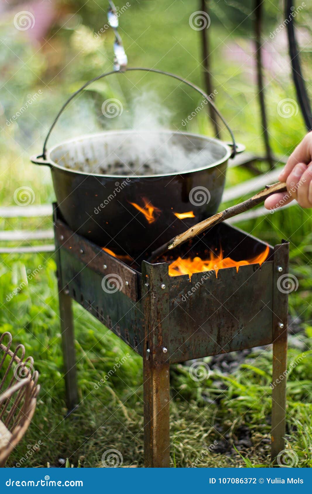 Cuisson Du Pilaf Dans Une Cocotte En Terre Sur Le Feu Photo stock