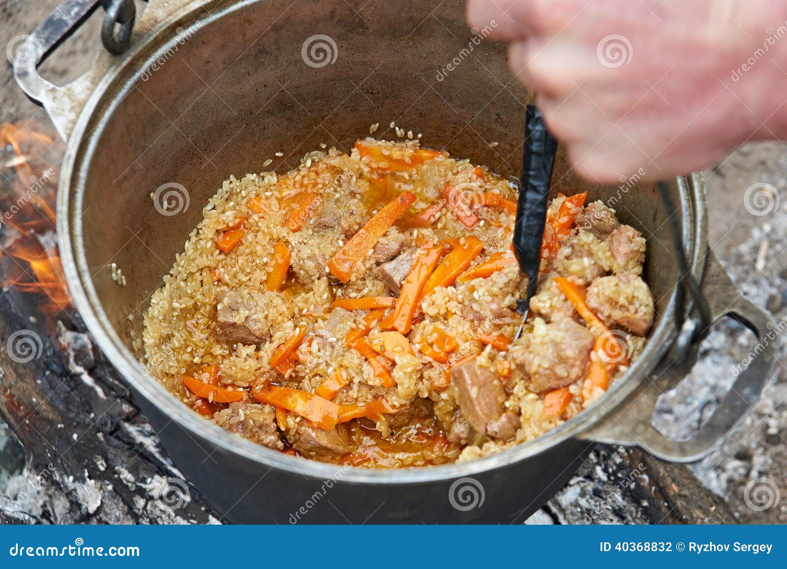 Cuisson Du Pilaf Sur Le Feu De Camp Photo stock Image du nourriture