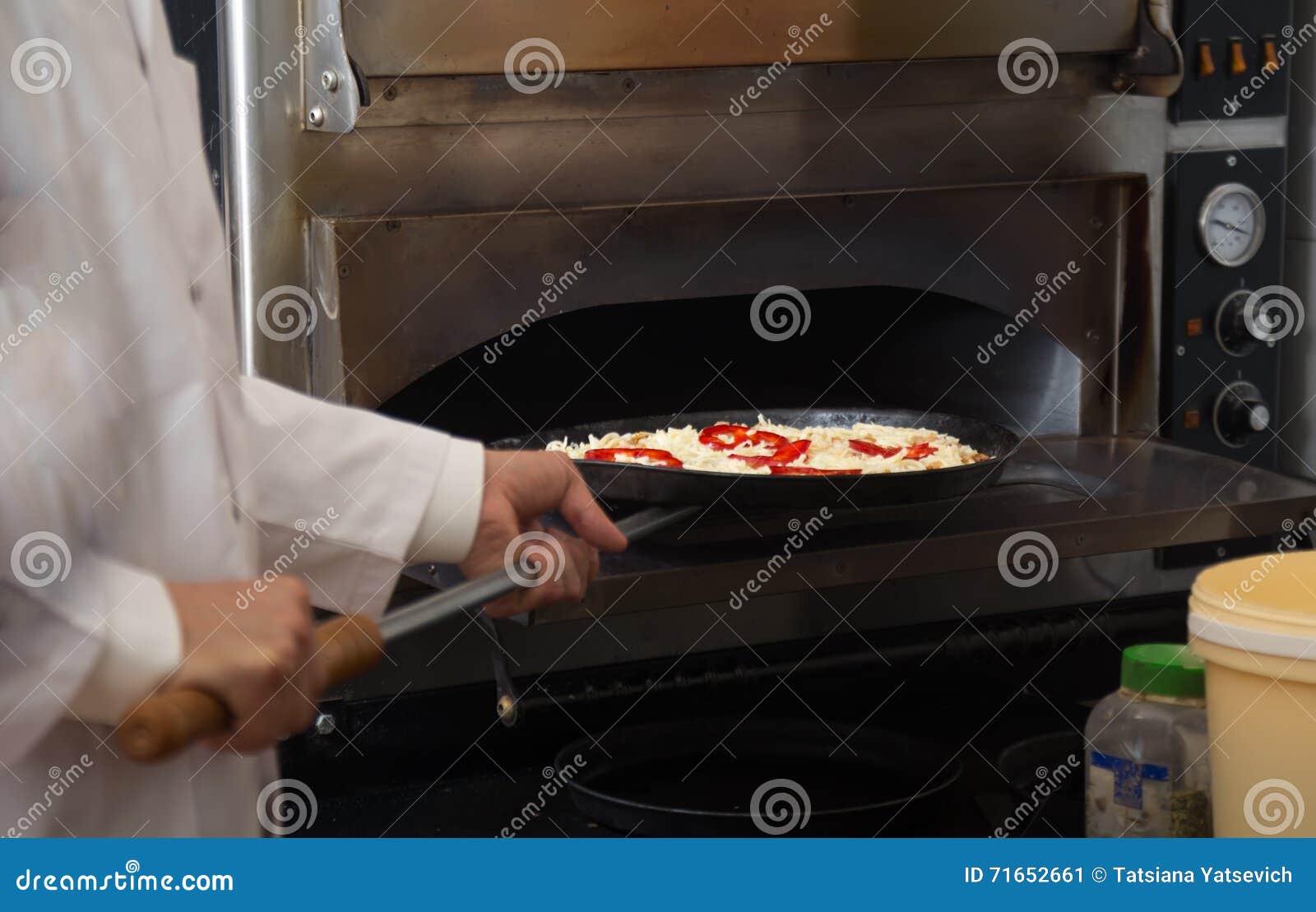 Cuisson Professionnelle De Pizza Image stock - Image du chapeau