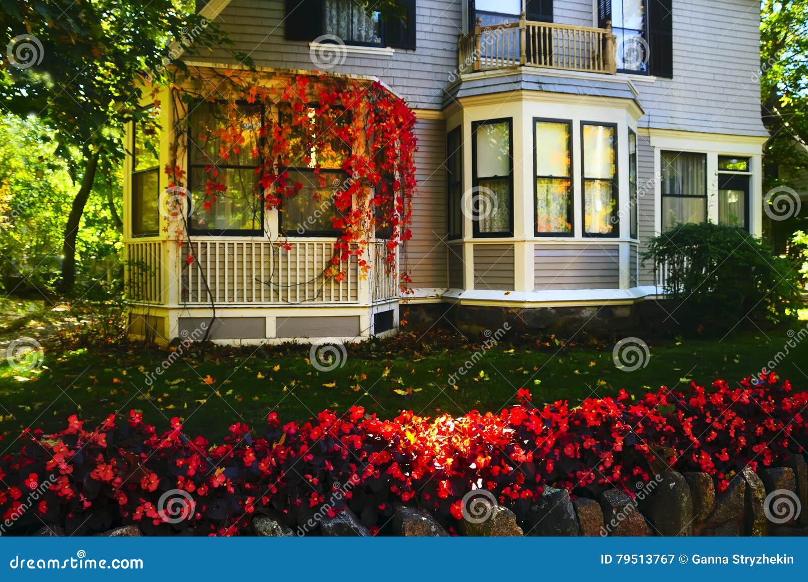 Cultive Un Huerto Alrededor De La Casa En La Caída Con Las Flores Y Las Hojas Hermosas Imagen de archivo - Imagen de caliente, comodidad: 79513767 Cultive Un Huerto Alrededor De La Casa En La Caída Con Las Flores Y Las Hojas Hermosas Imagen de archivo - Imagen de caliente, comodidad: 79513767