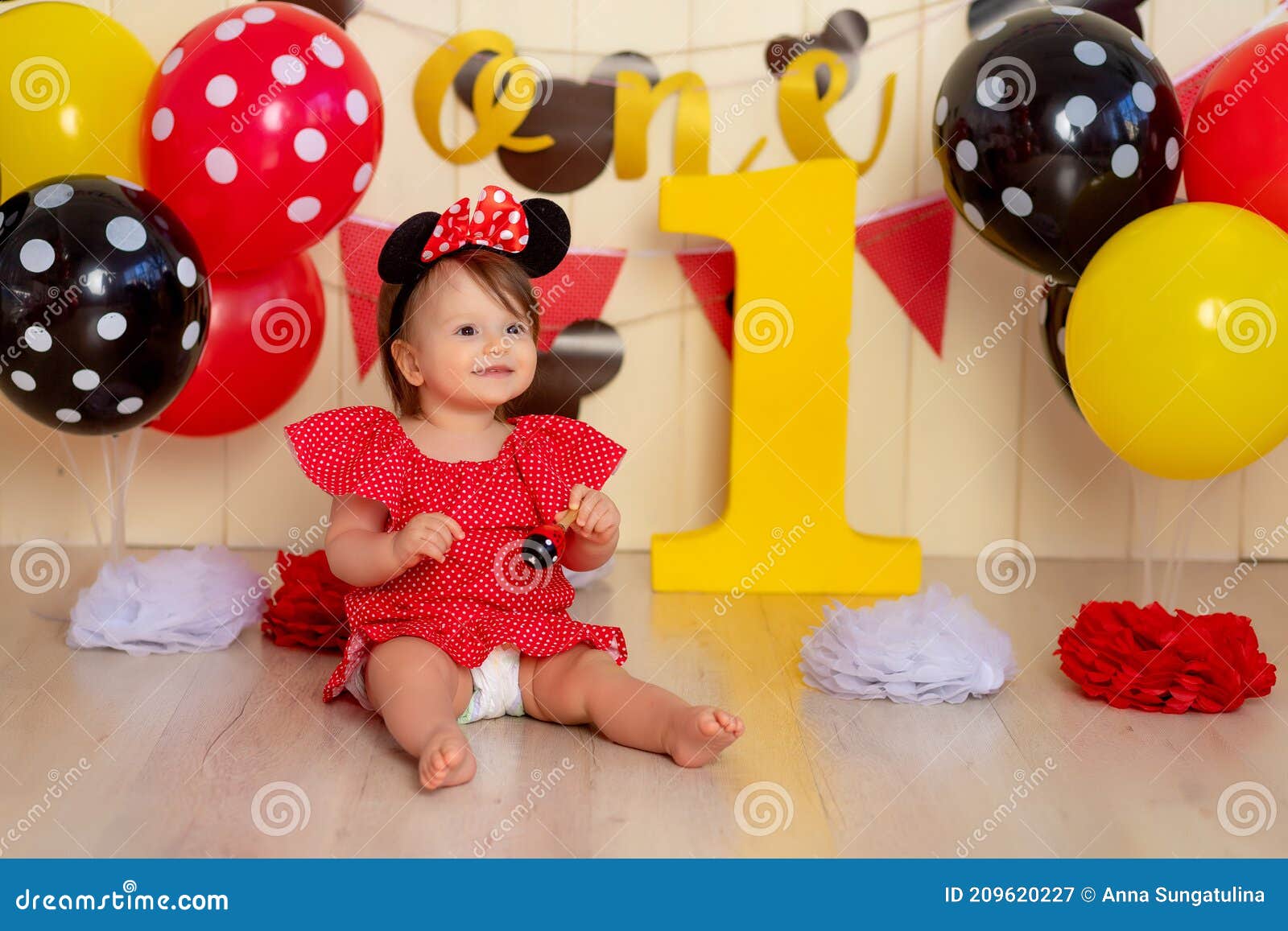 Linda Niña De 1-2 Años De Edad Sentado En El Piso Con Globos De