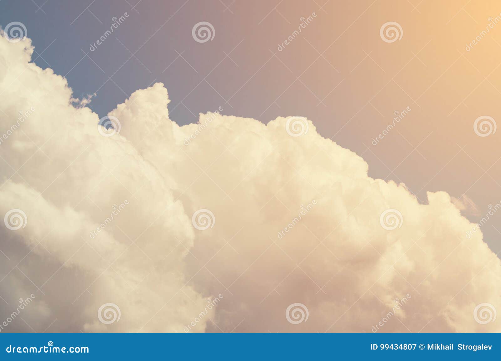 Cumulus blancs sur un fond lumineux de ciel bleu, ton. Nuages pelucheux de cumulus blanc illuminés par la lumière du soleil sur un fond lumineux de ciel bleu, modifié la tonalité